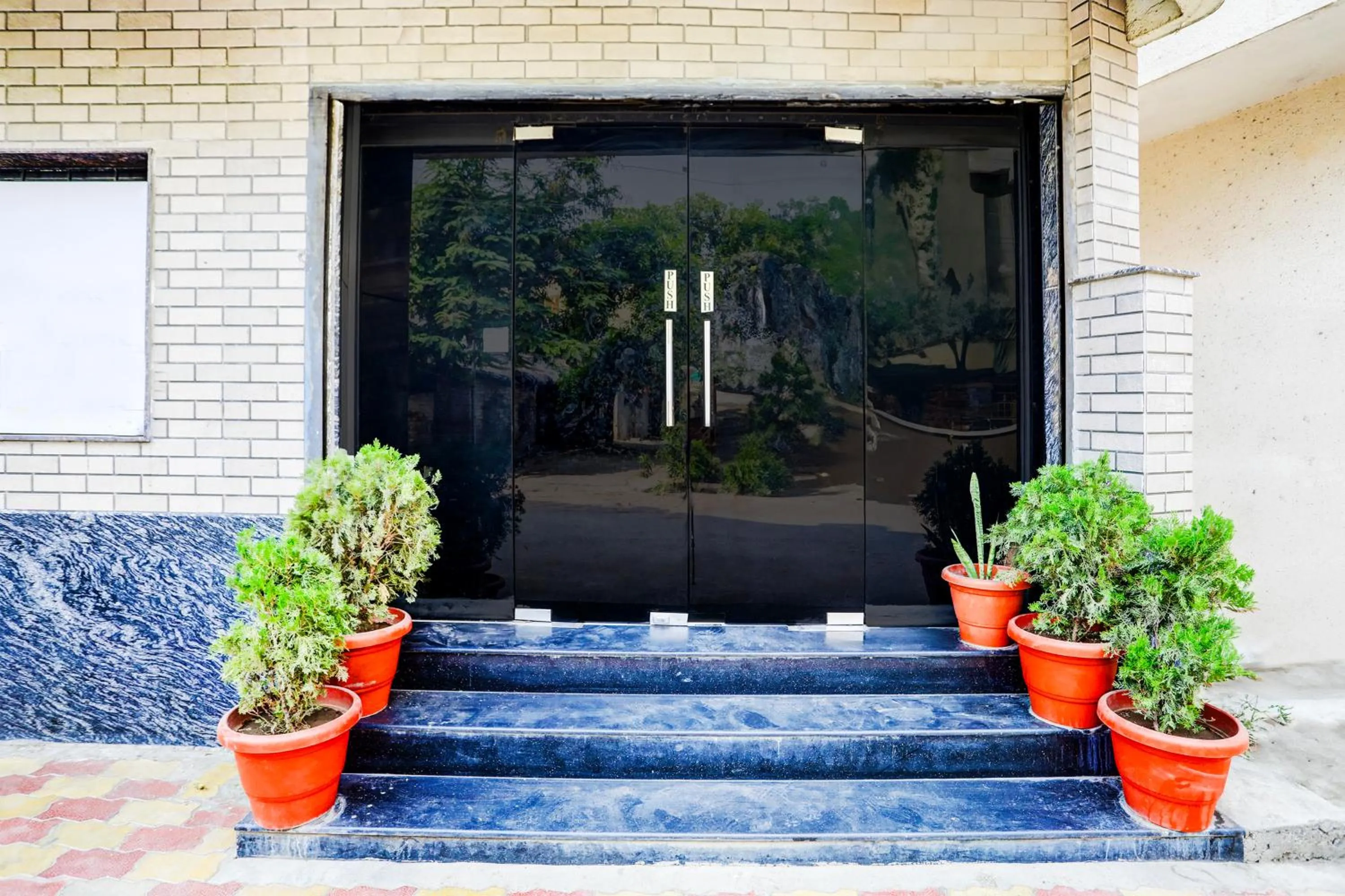 Facade/entrance in Super Collection O Hingna Road