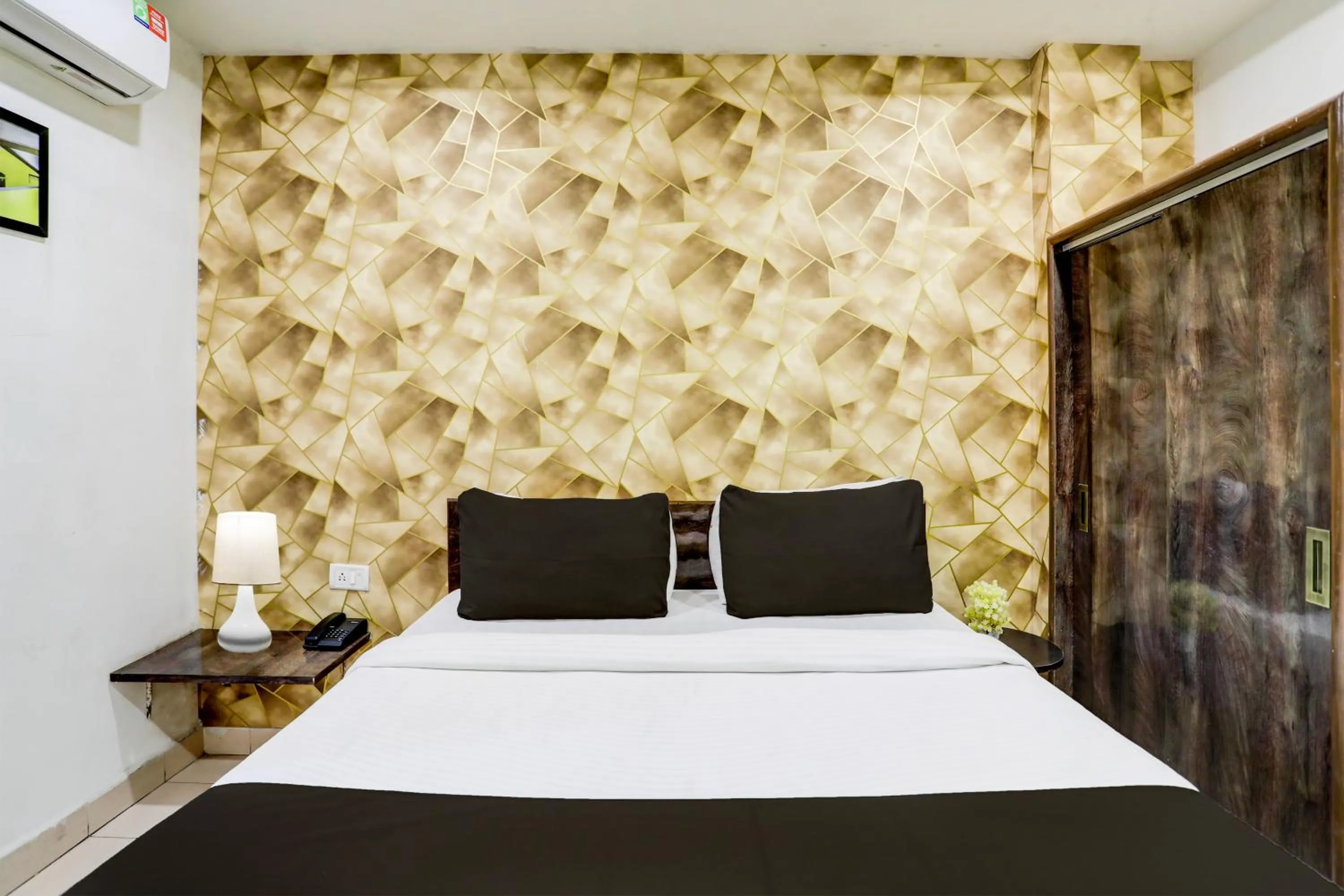 Photo of the whole room, Bed in Super Collection O Hingna Road