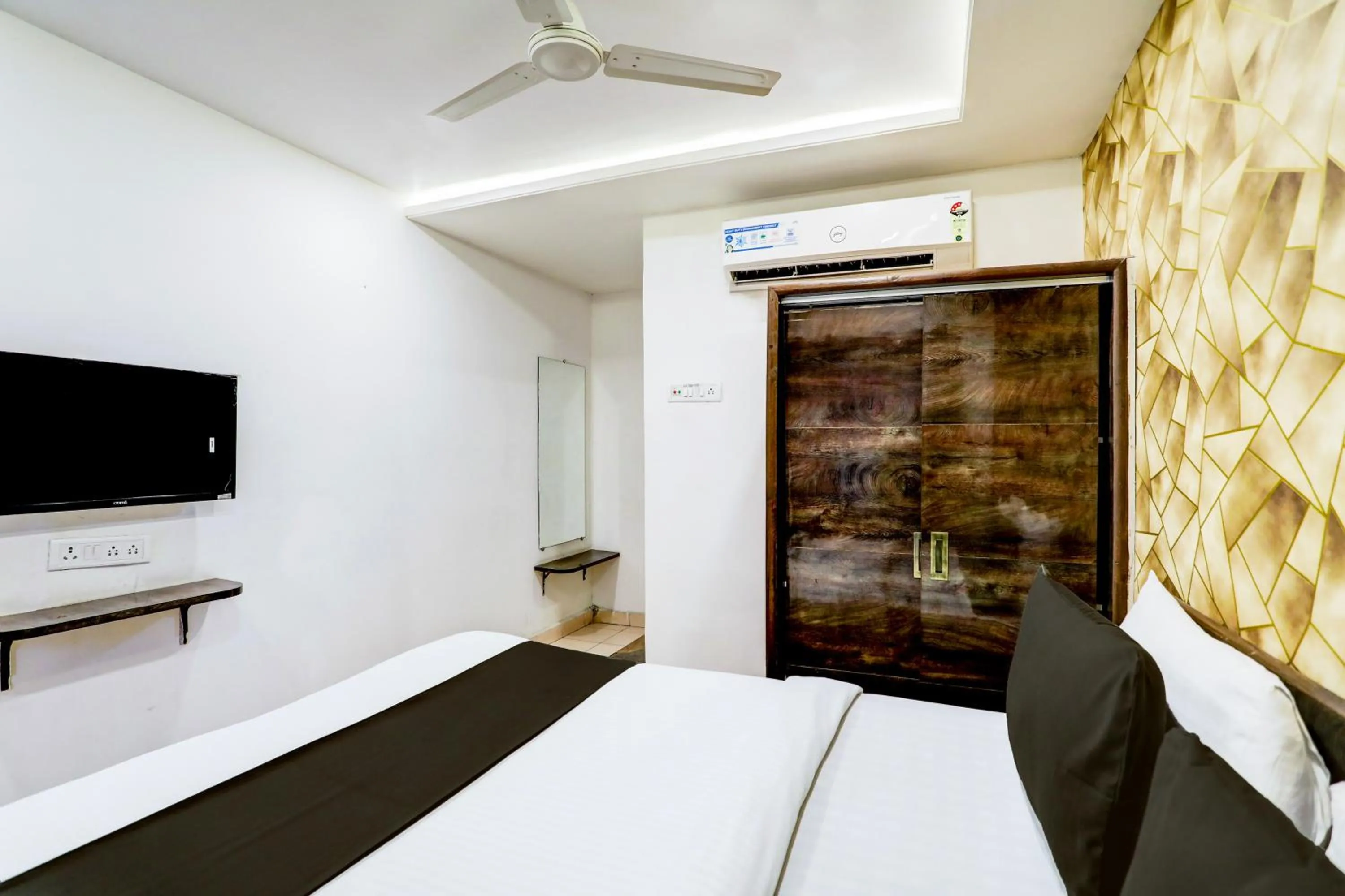 Photo of the whole room, Bed in Super Collection O Hingna Road