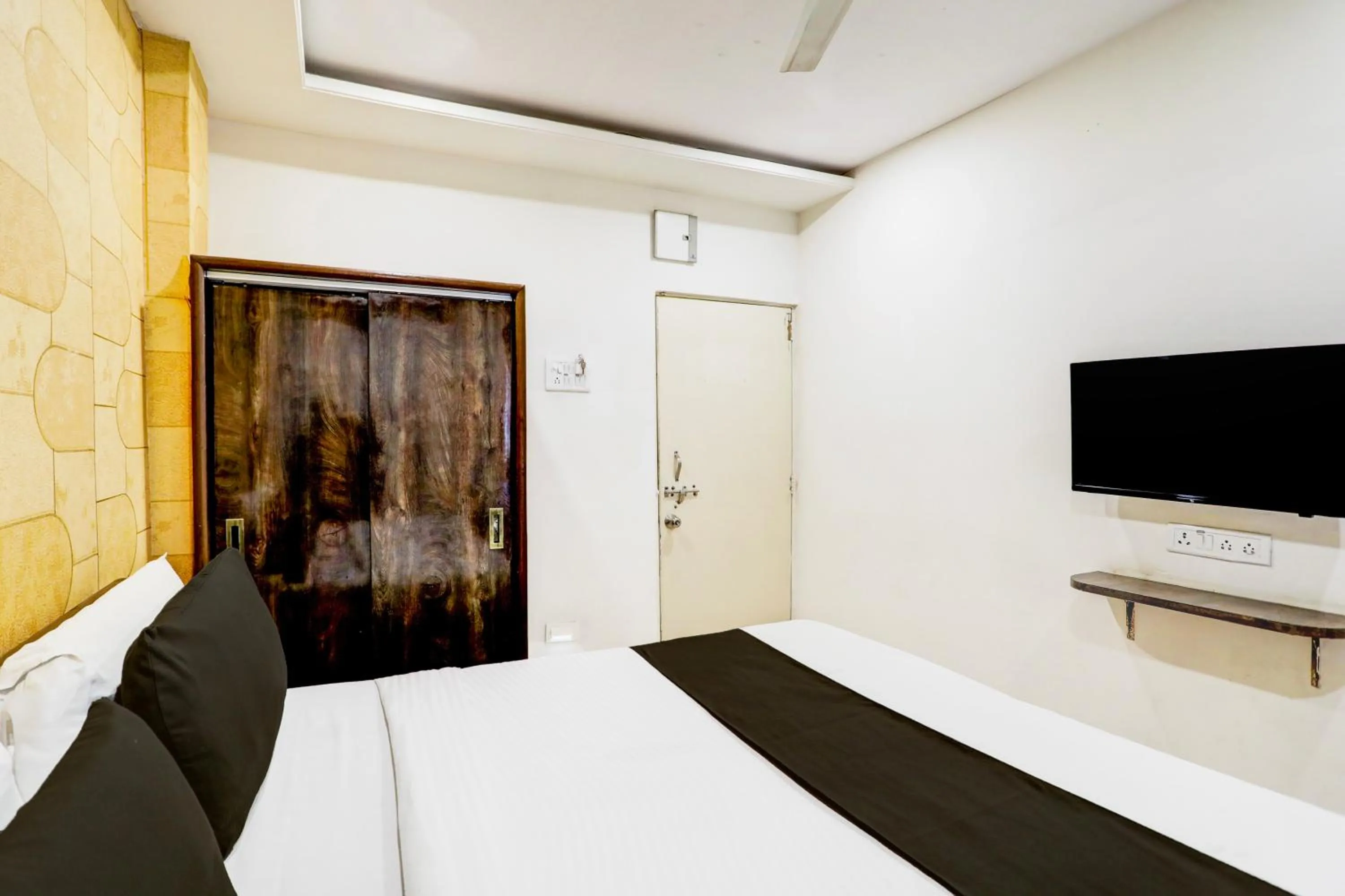 Photo of the whole room, Bed in Super Collection O Hingna Road