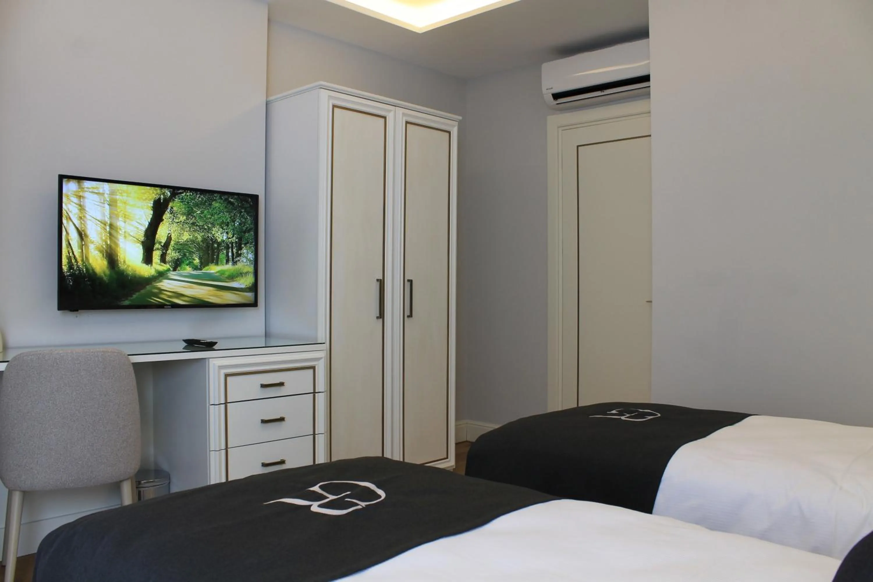 Bed in Garlon Residence