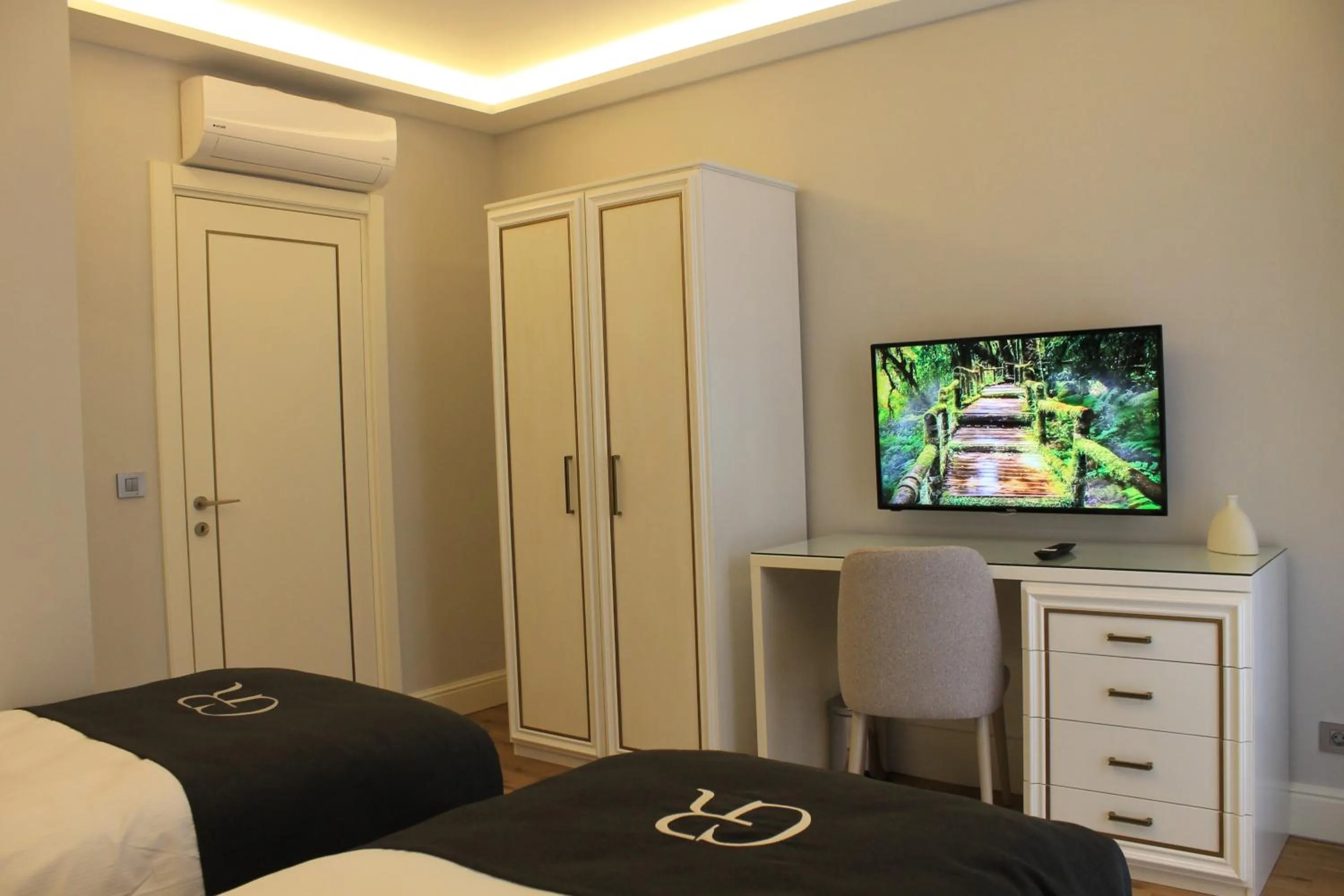 Bedroom, Bed in Garlon Residence