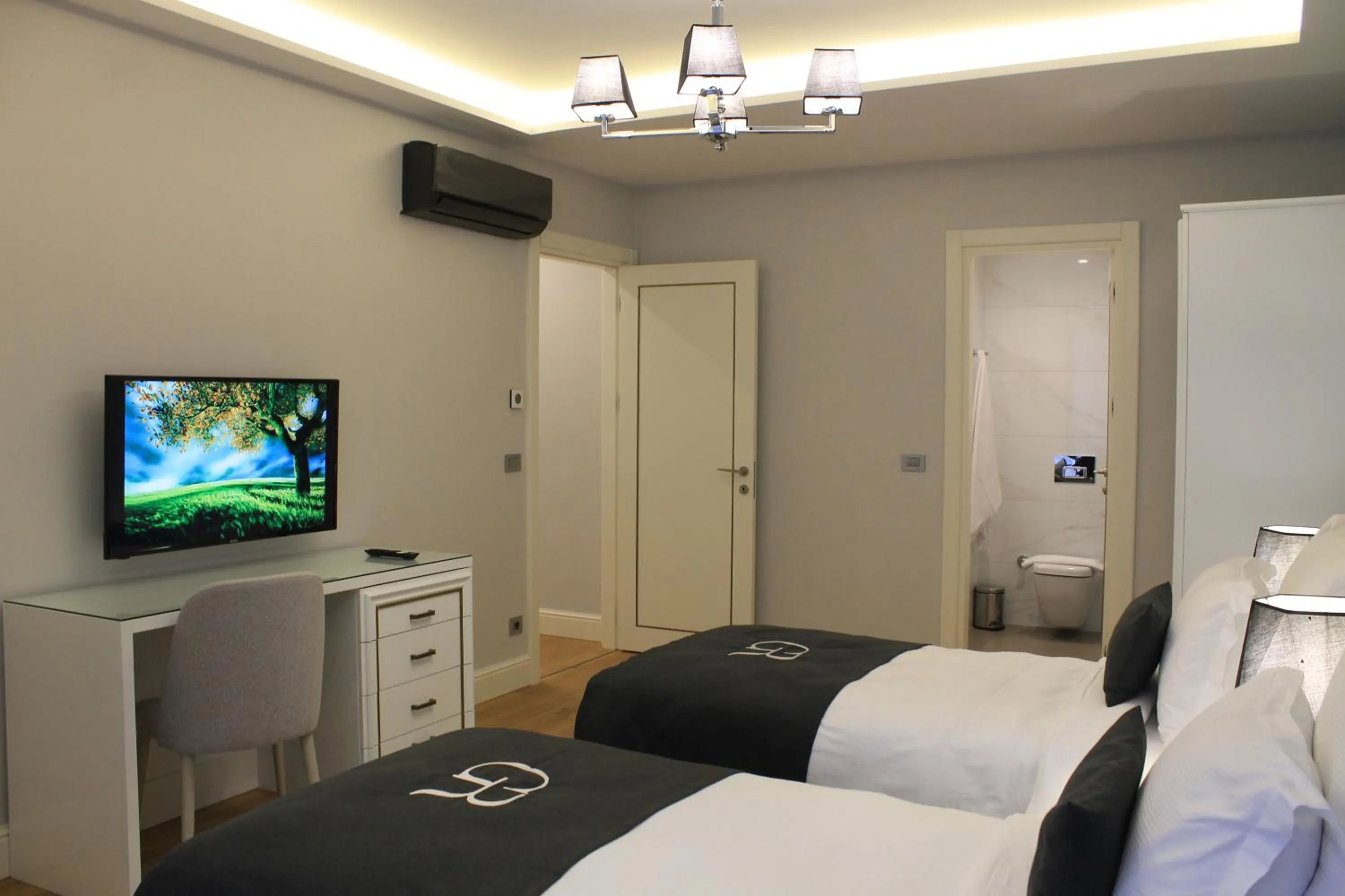 Bedroom, Bed in Garlon Residence