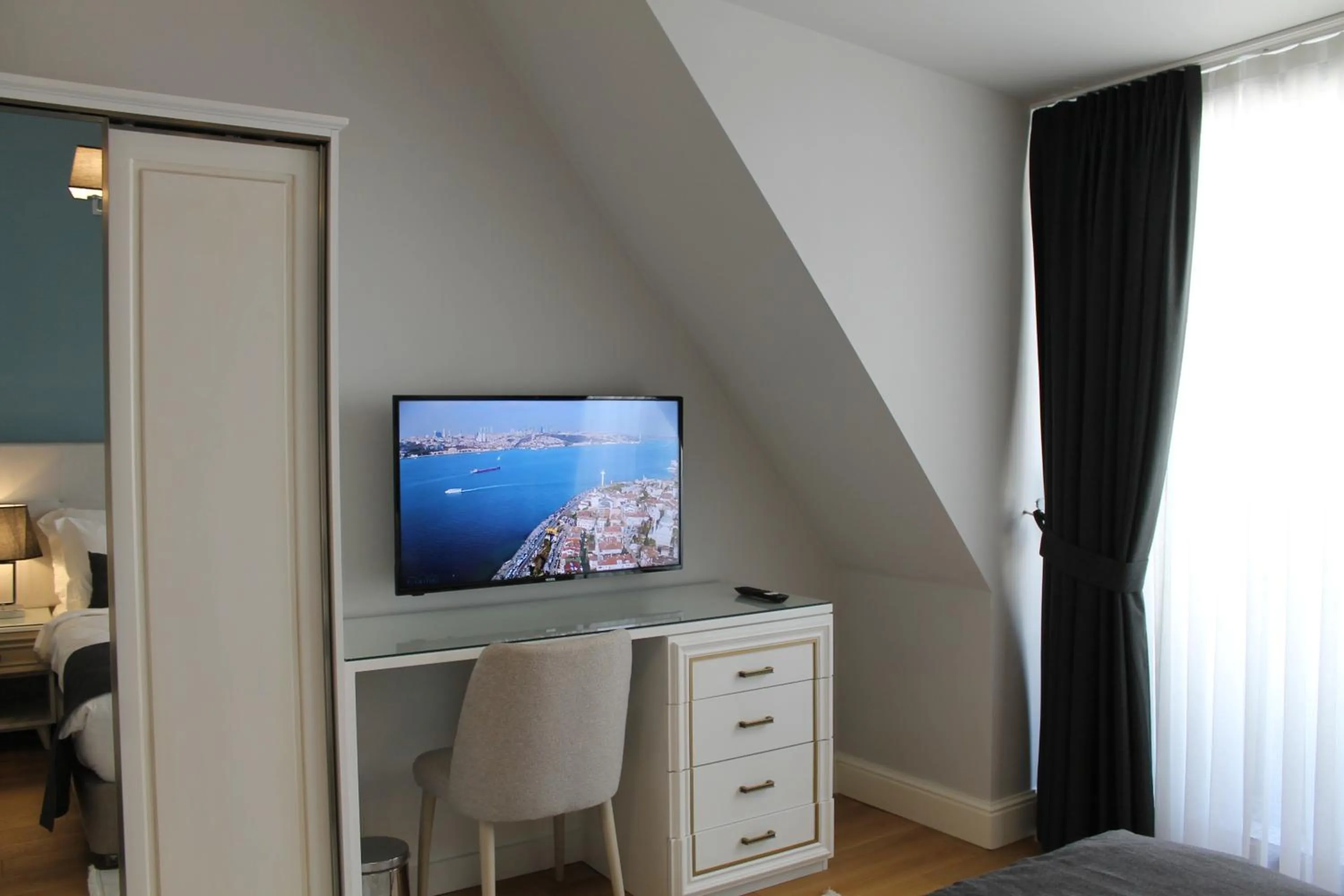 Bedroom, Bed in Garlon Residence