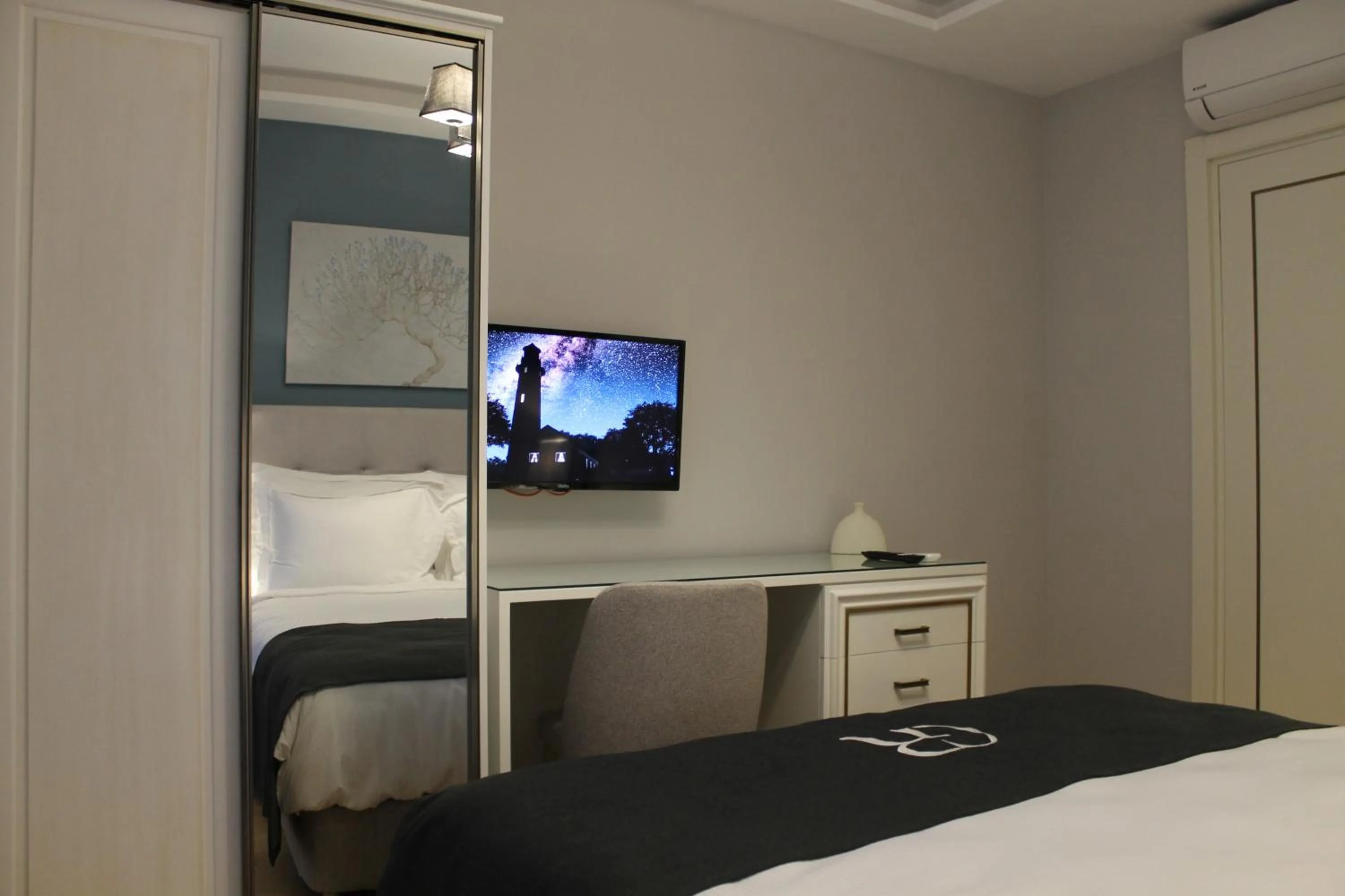 Bedroom, Bed in Garlon Residence