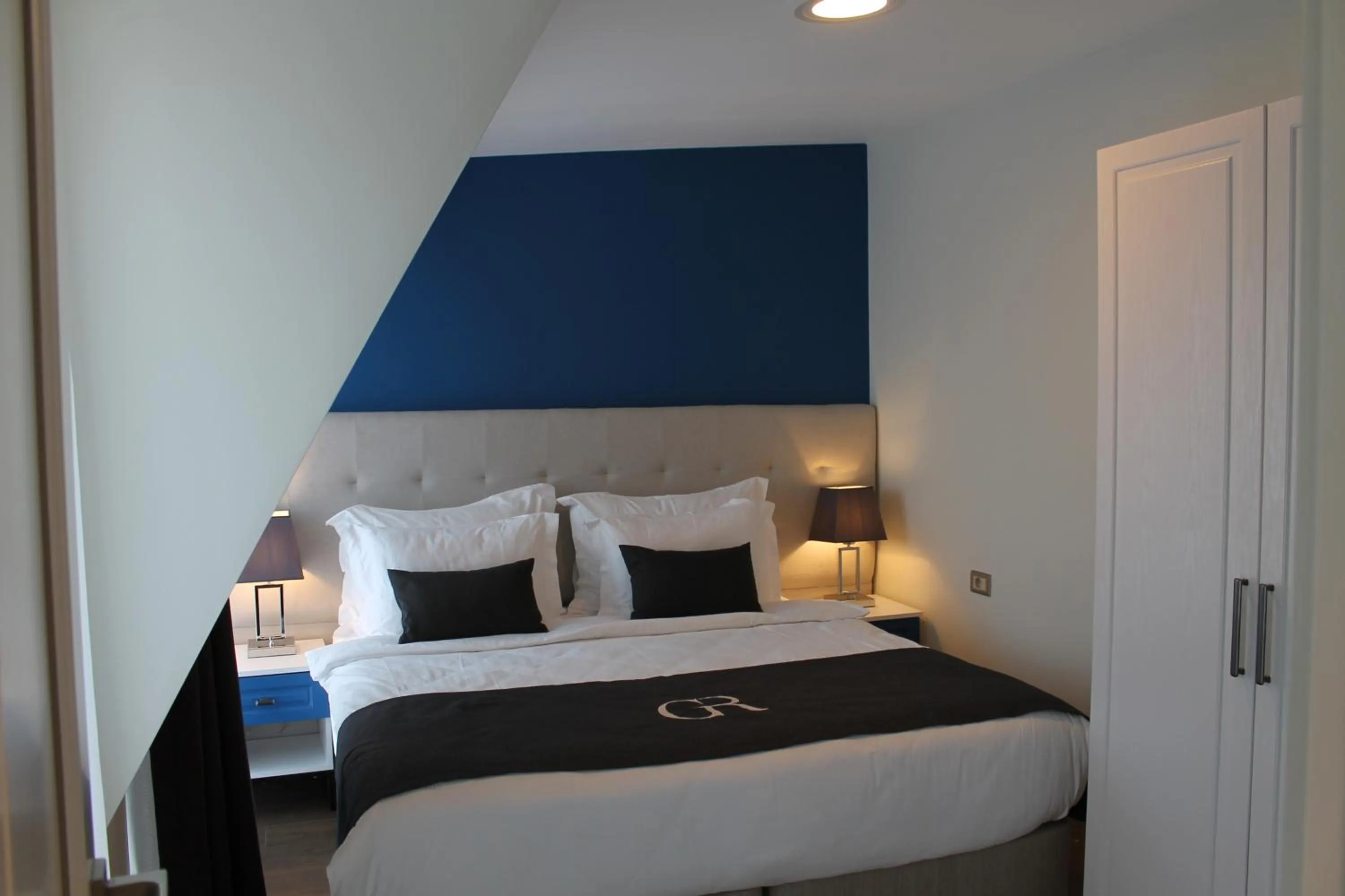 Bedroom, Bed in Garlon Residence