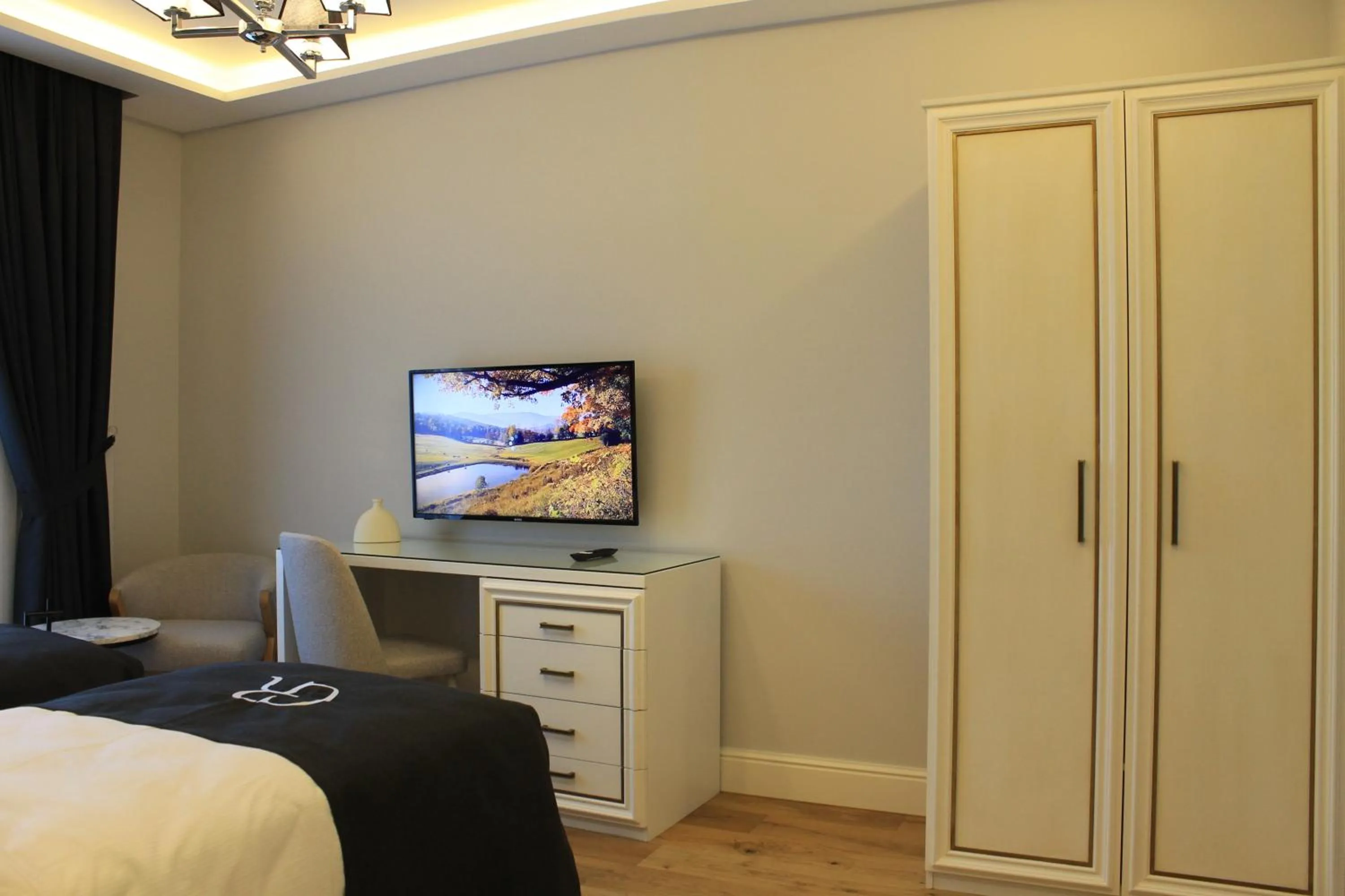 Bedroom, Bed in Garlon Residence