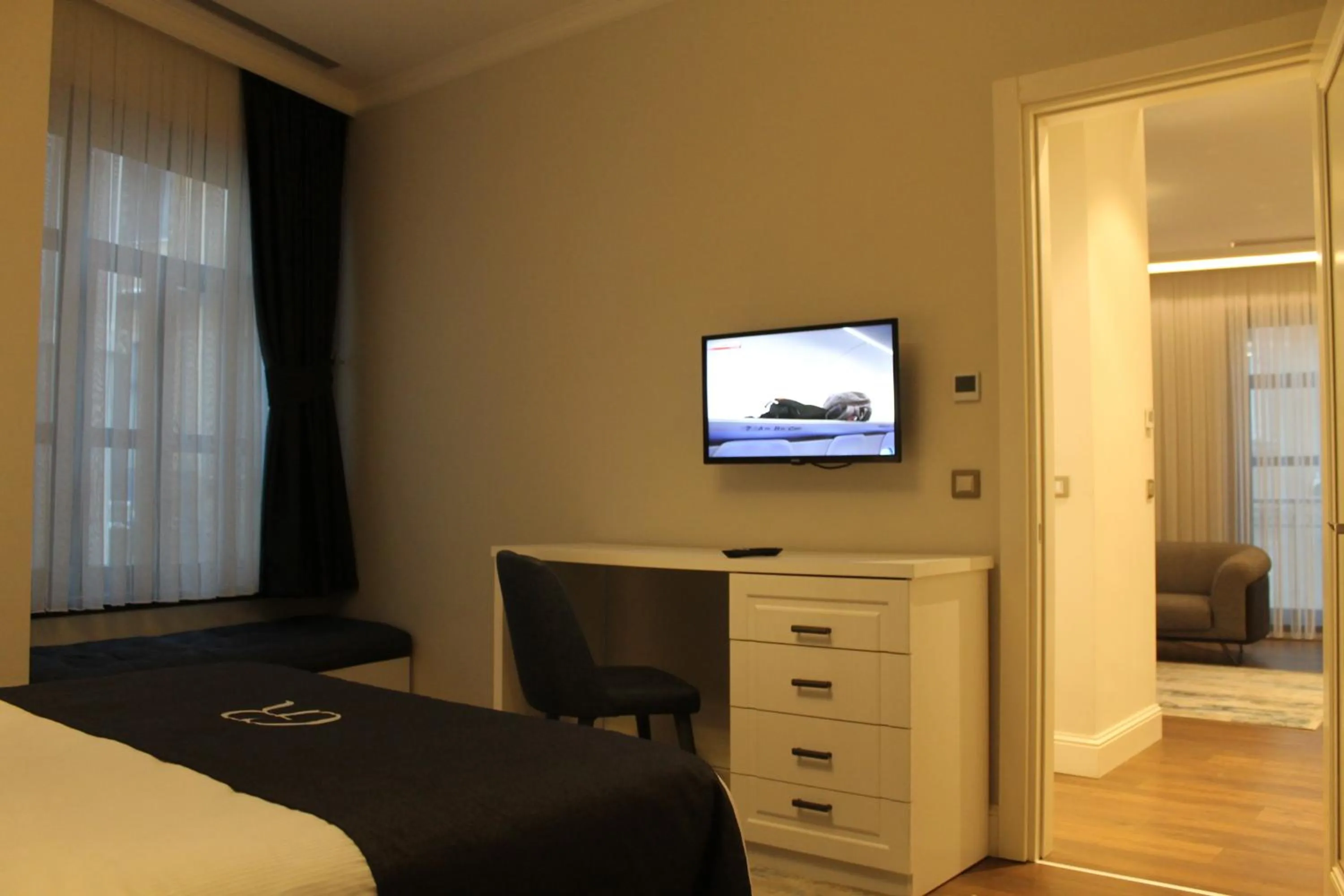 TV and multimedia, Bed in Garlon Residence