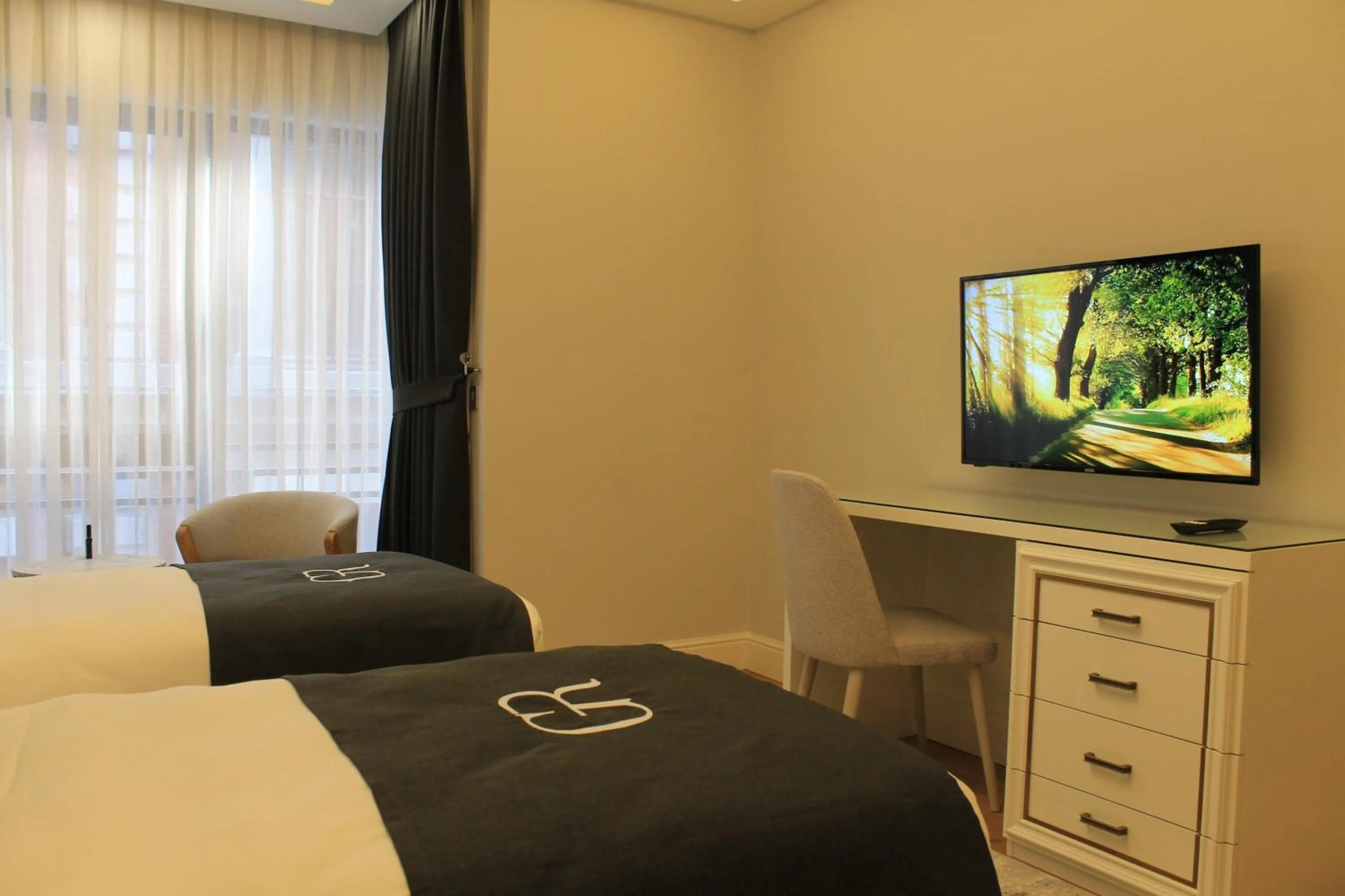 Bedroom, Bed in Garlon Residence