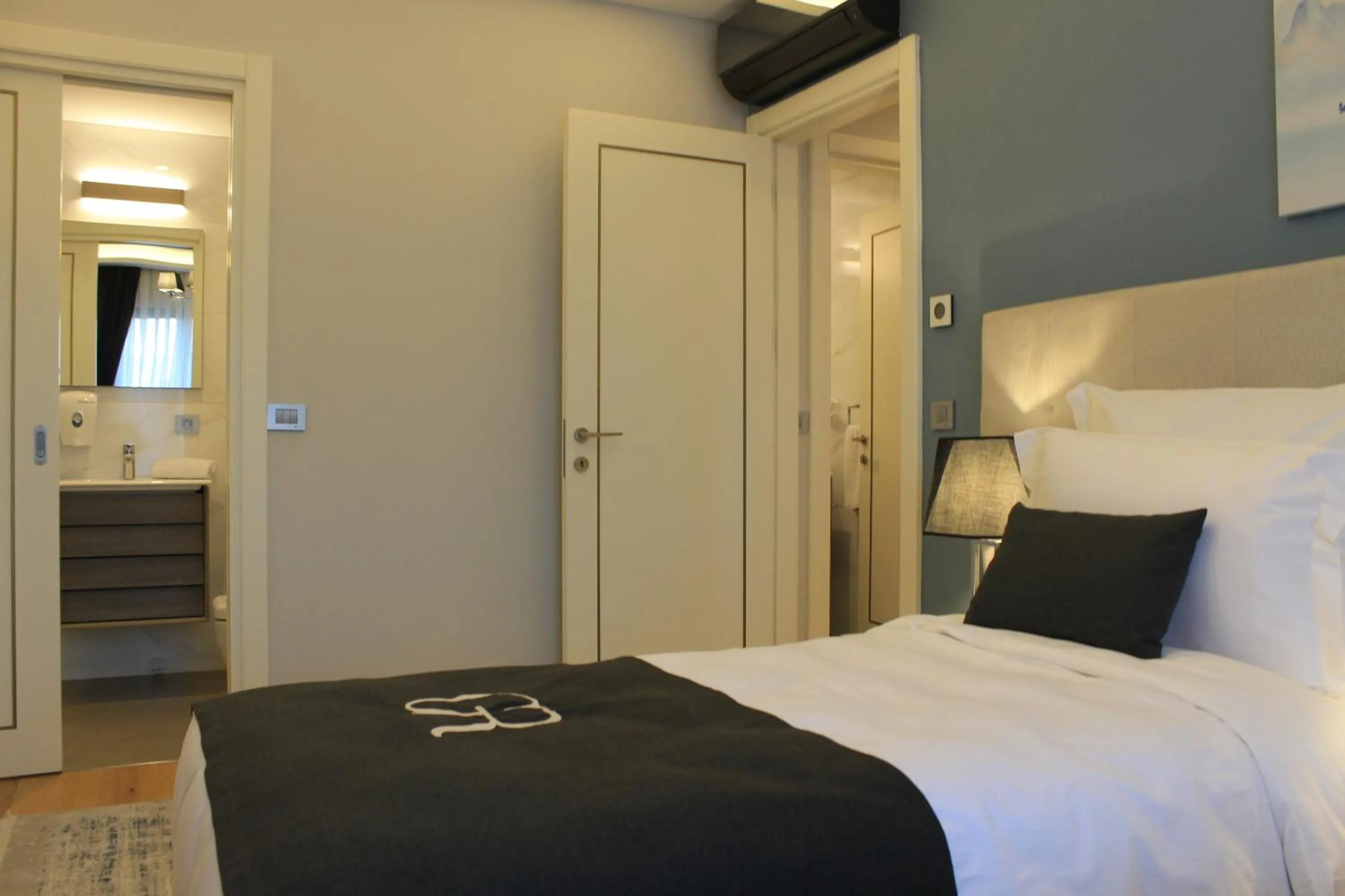 Bedroom, Bed in Garlon Residence