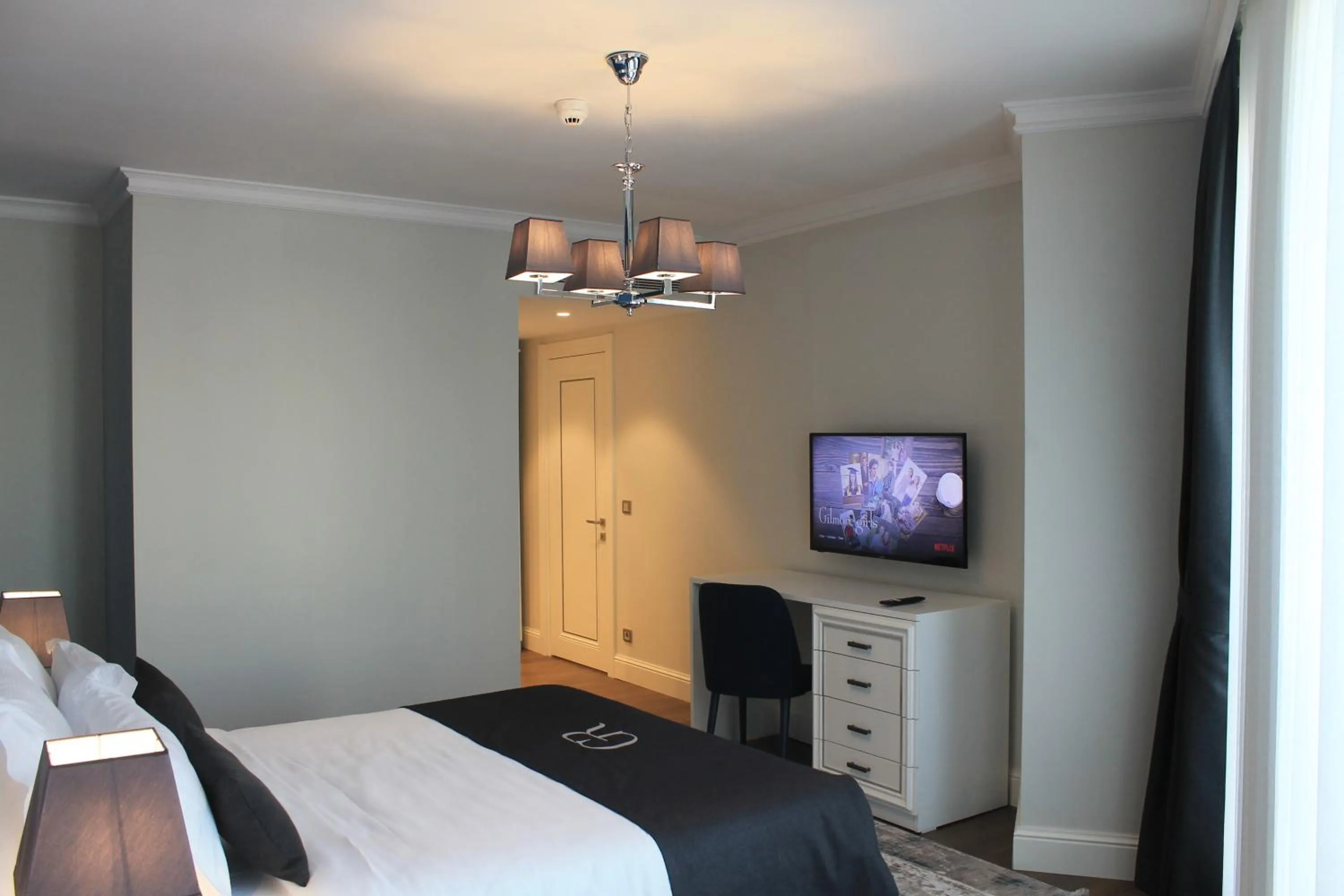 Bedroom, Bed in Garlon Residence