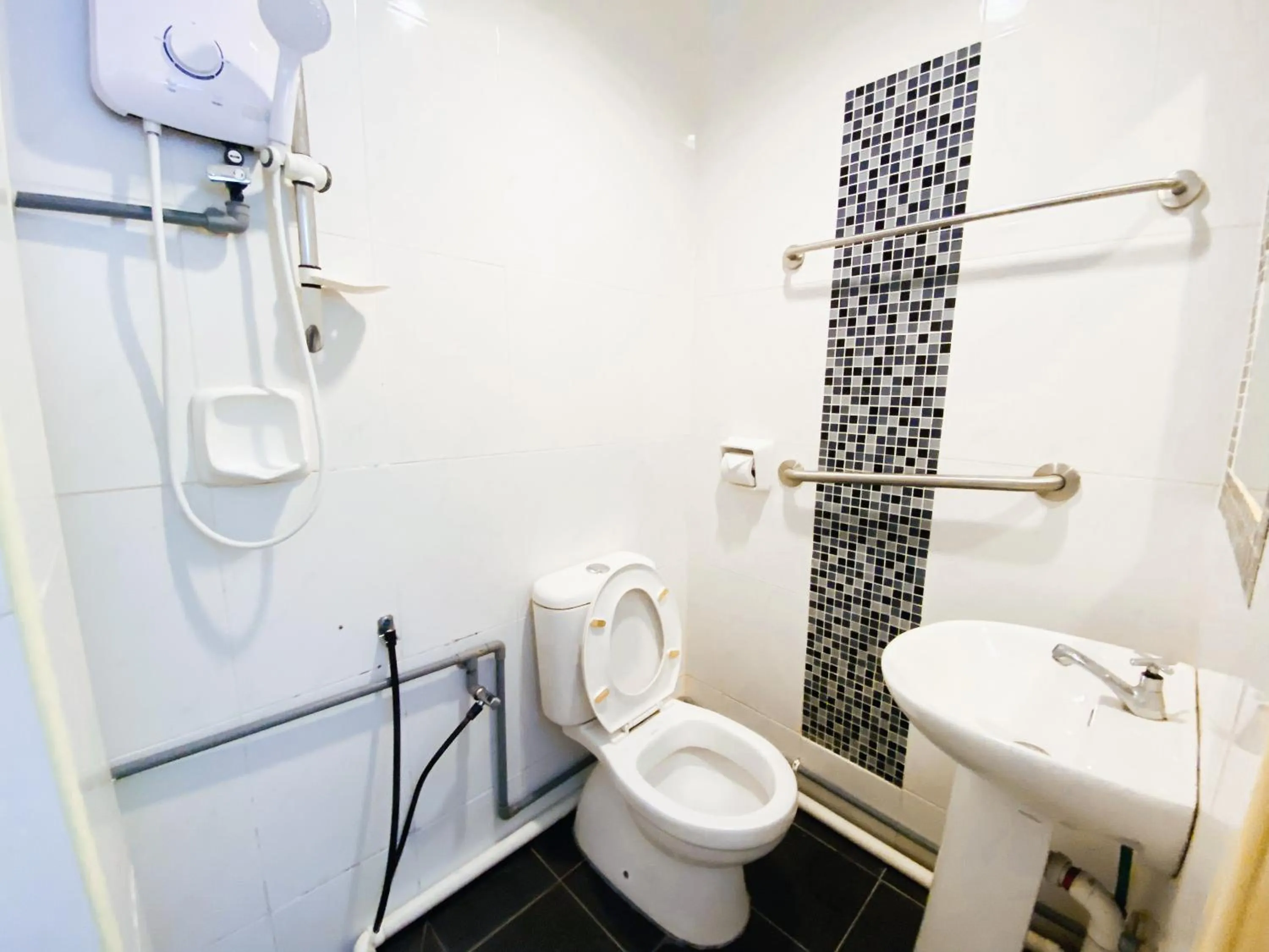 Shower in Sun Inns Hotel Equine, Seri Kembangan