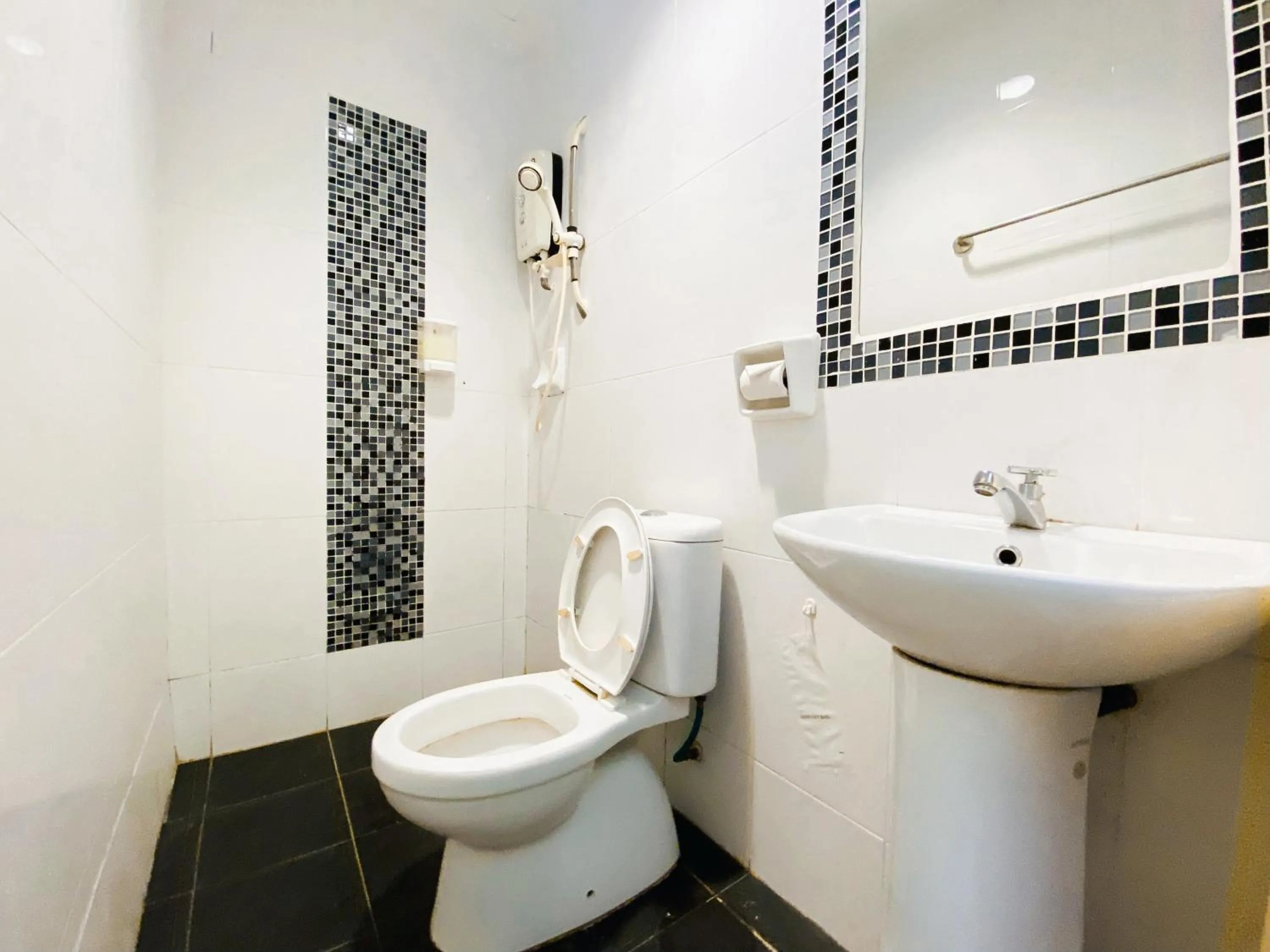 Shower in Sun Inns Hotel Equine, Seri Kembangan