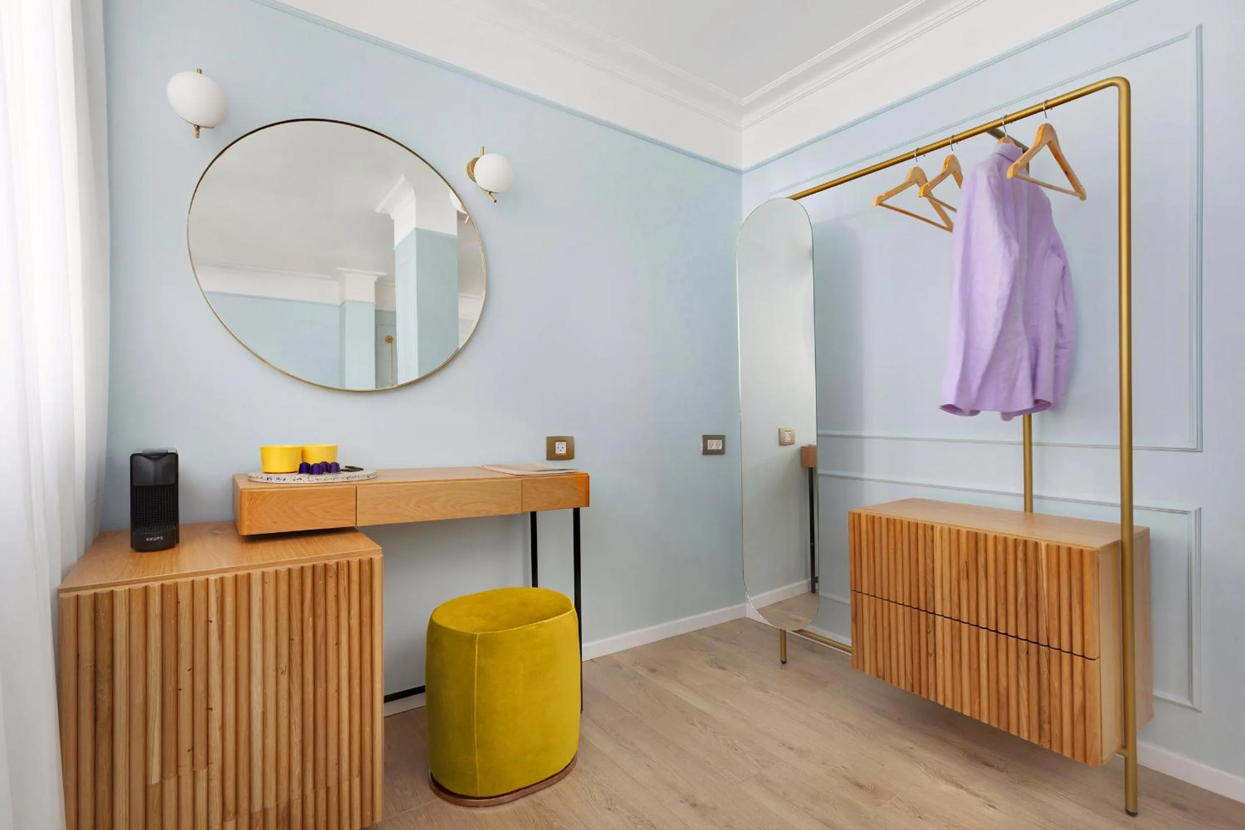 wardrobe in De Cardo Boutique