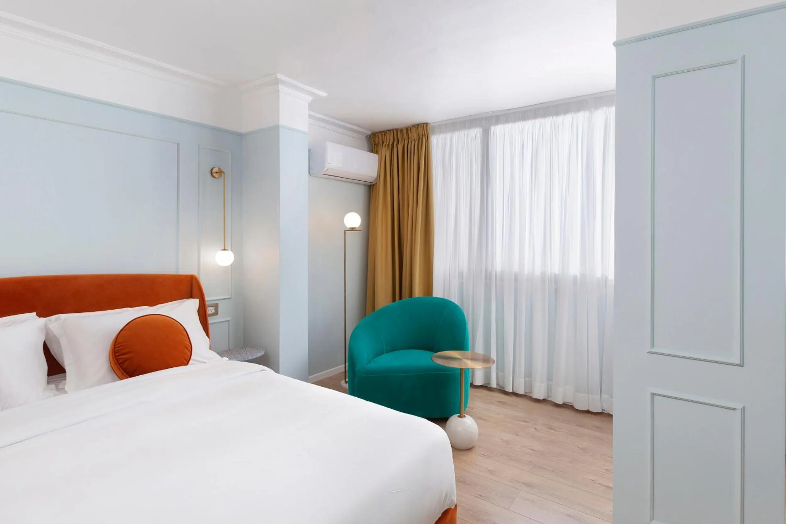 Photo of the whole room, Bed in De Cardo Boutique