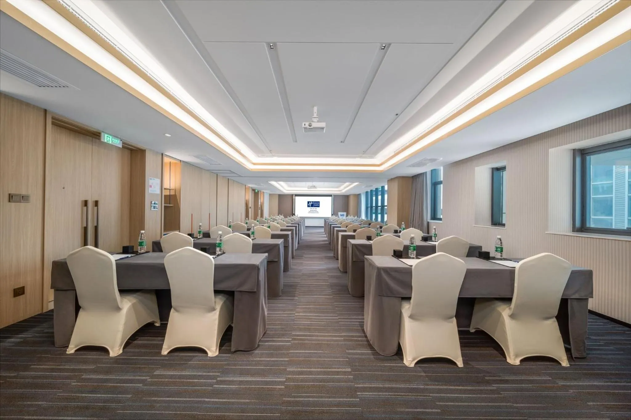 Meeting/conference room in Holiday Inn Express Rongcheng Science and Technology Park