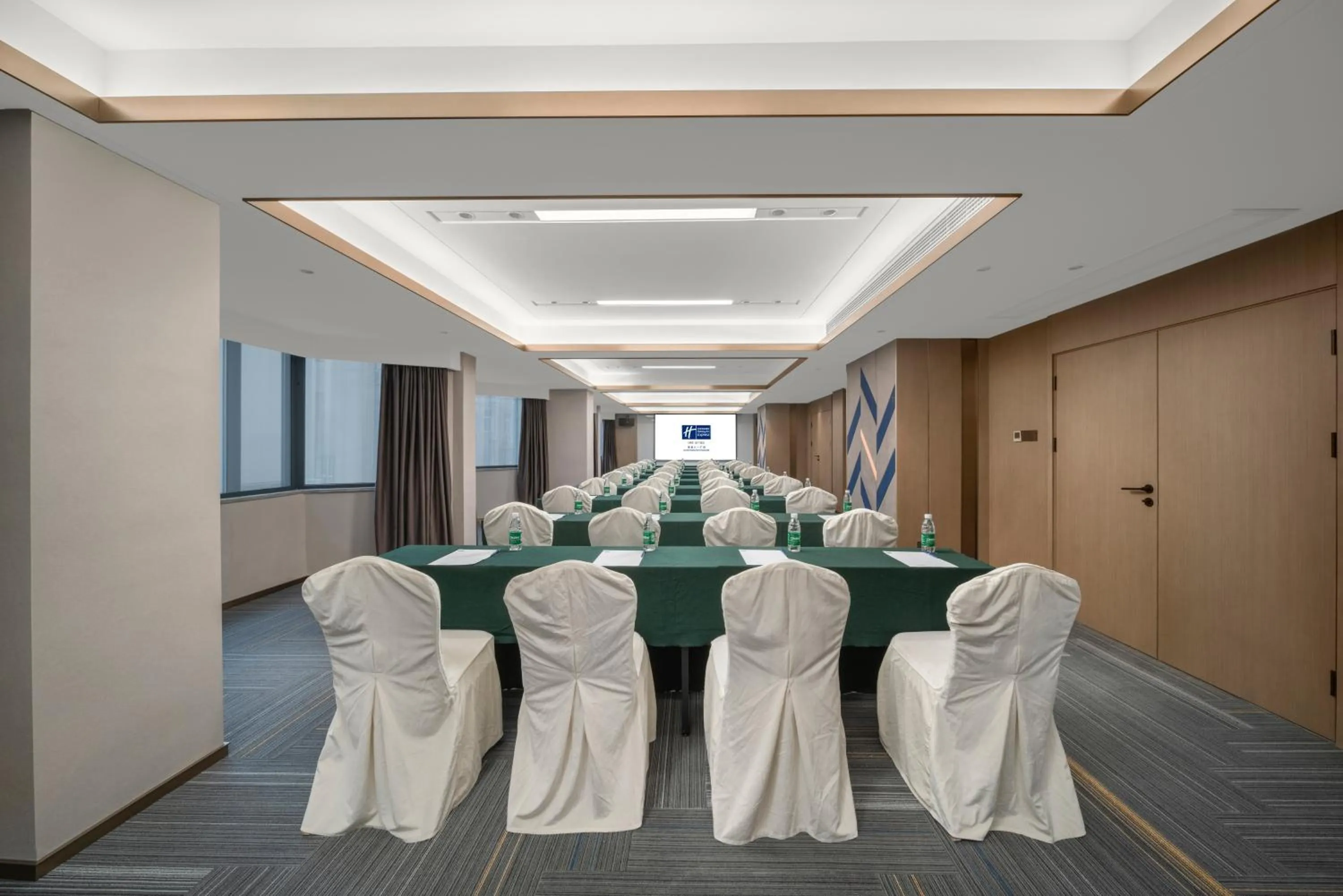 Meeting/conference room in Holiday Inn Express Nanchang Bayi Square by IHG