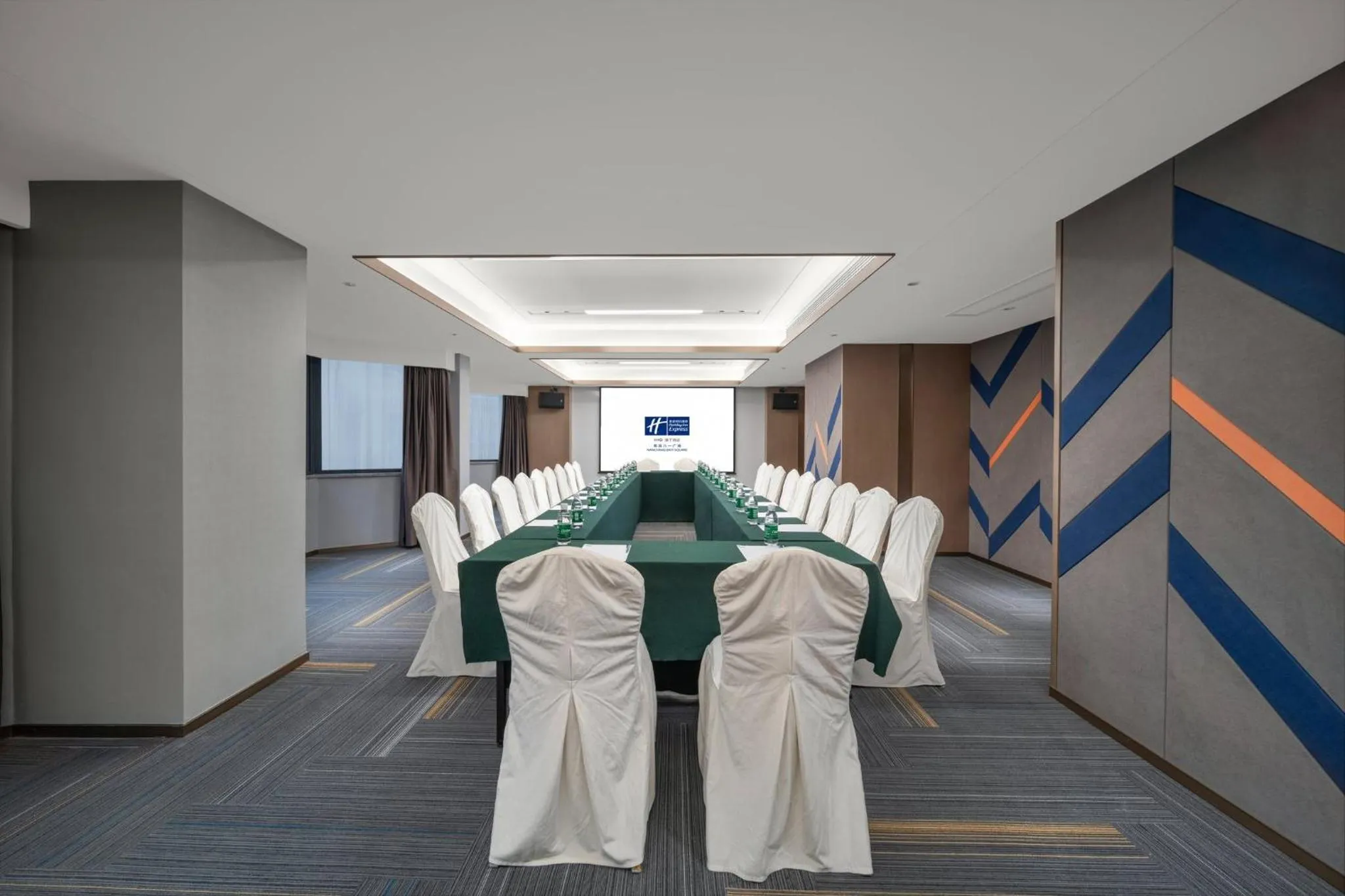Meeting/conference room in Holiday Inn Express Nanchang Bayi Square by IHG