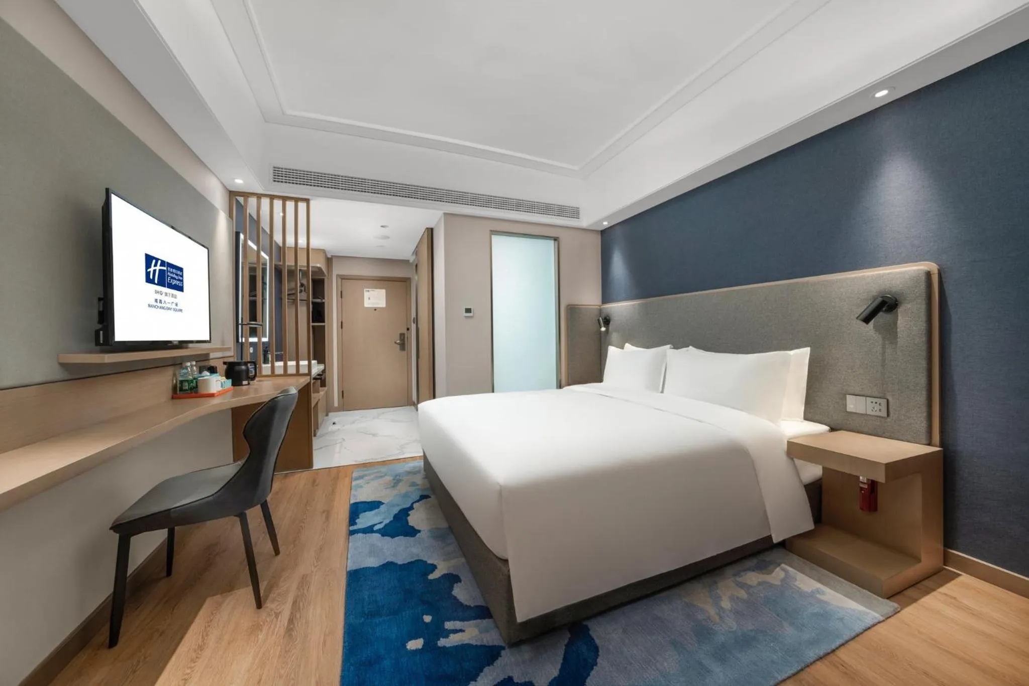 Photo of the whole room, Bed in Holiday Inn Express Nanchang Bayi Square by IHG
