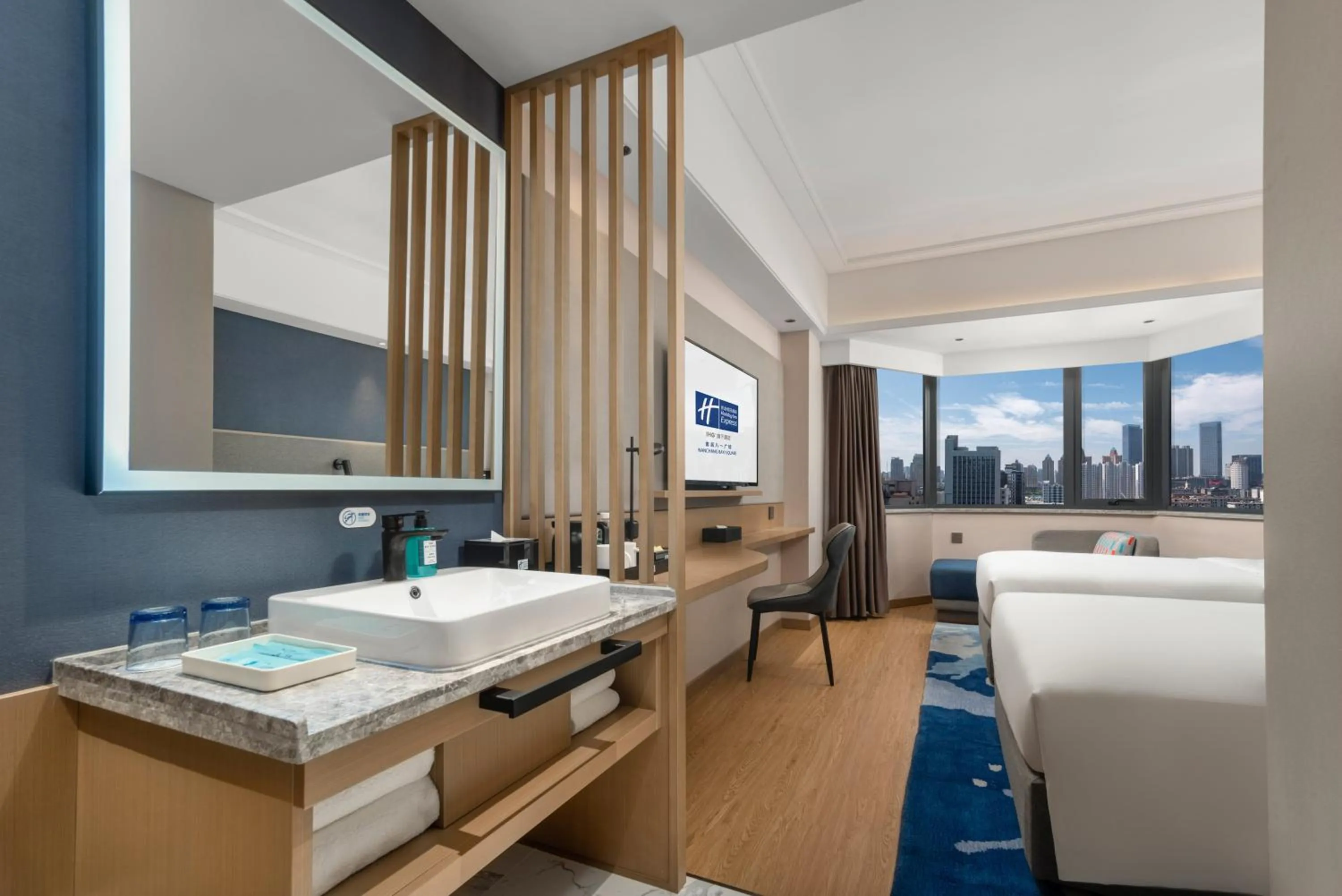 Photo of the whole room, Bed in Holiday Inn Express Nanchang Bayi Square by IHG