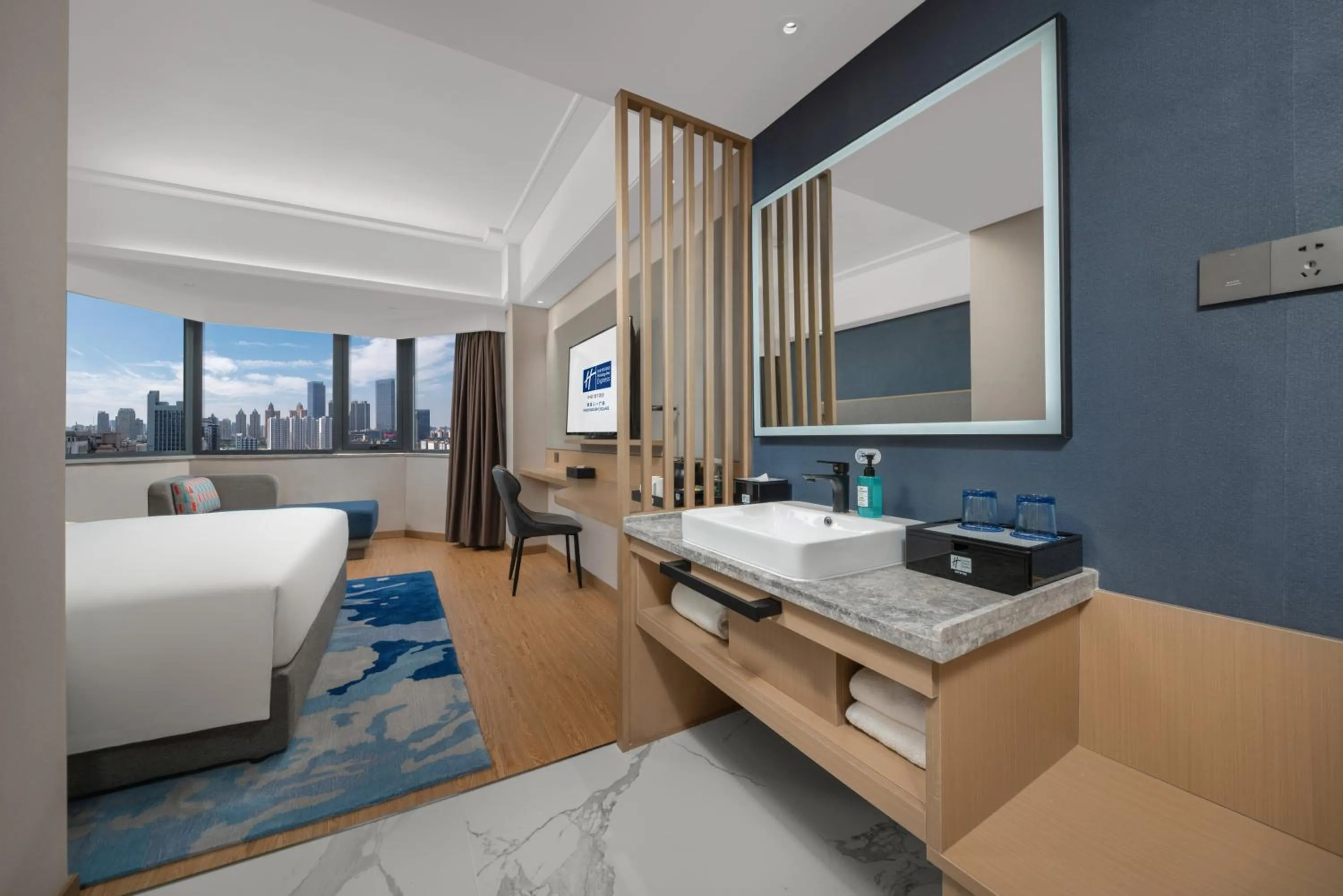 Photo of the whole room, Bed in Holiday Inn Express Nanchang Bayi Square by IHG