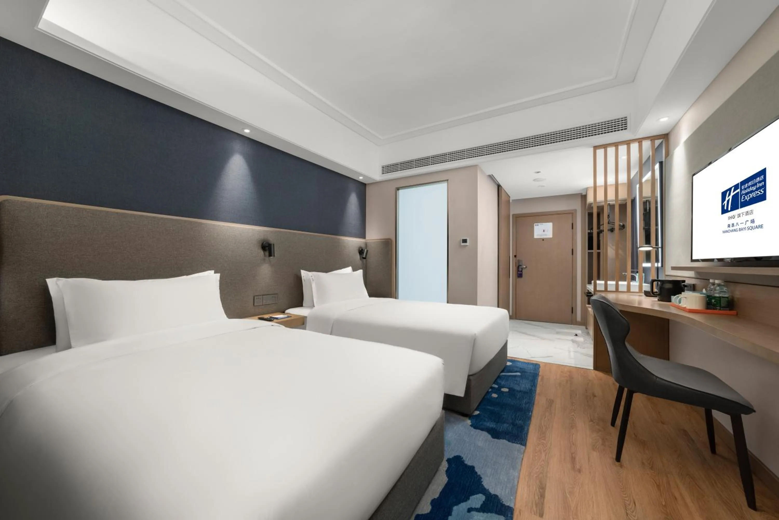 Photo of the whole room, Bed in Holiday Inn Express Nanchang Bayi Square by IHG