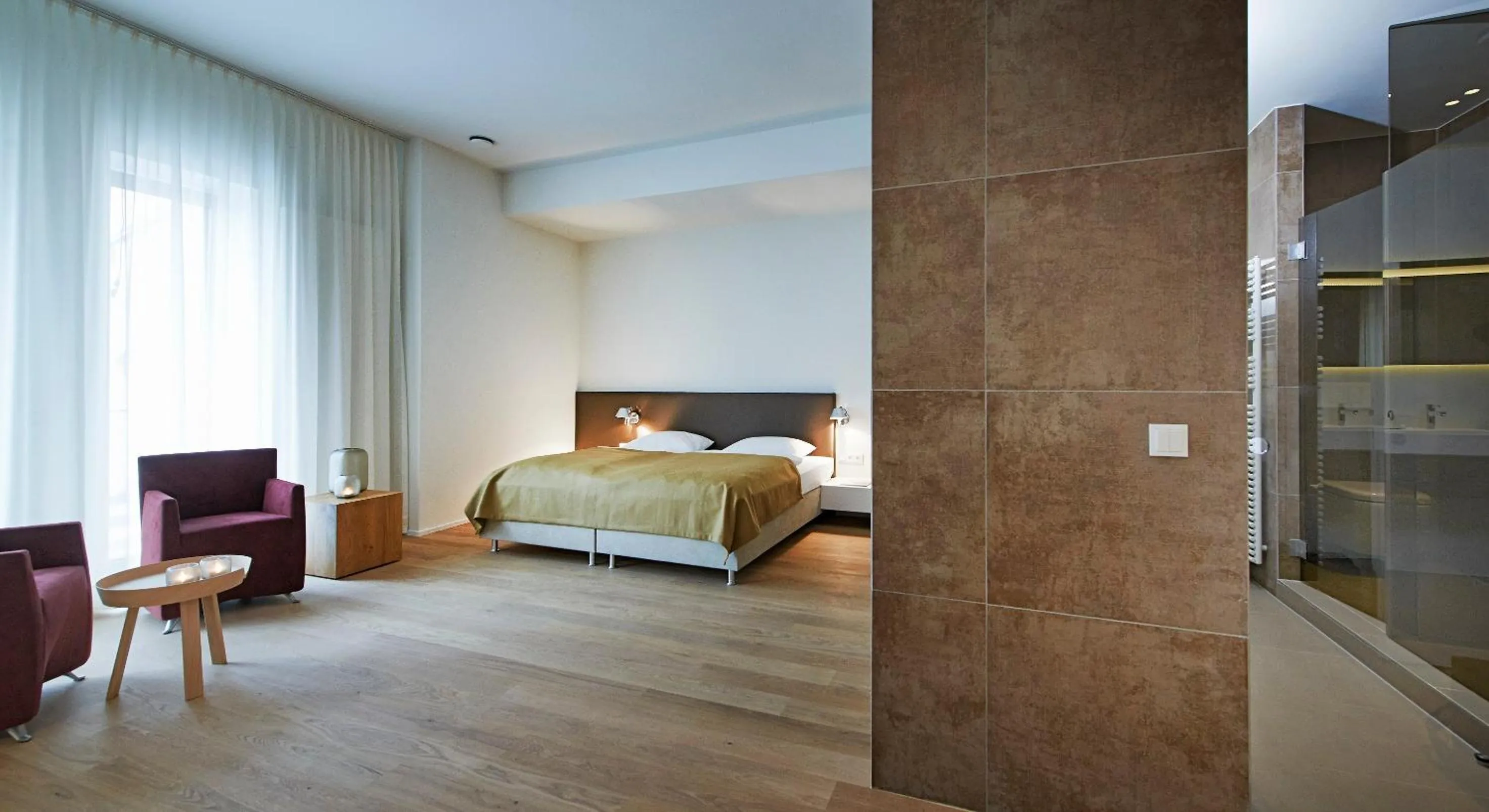 Photo of the whole room, Bed in Weinhaus Henninger