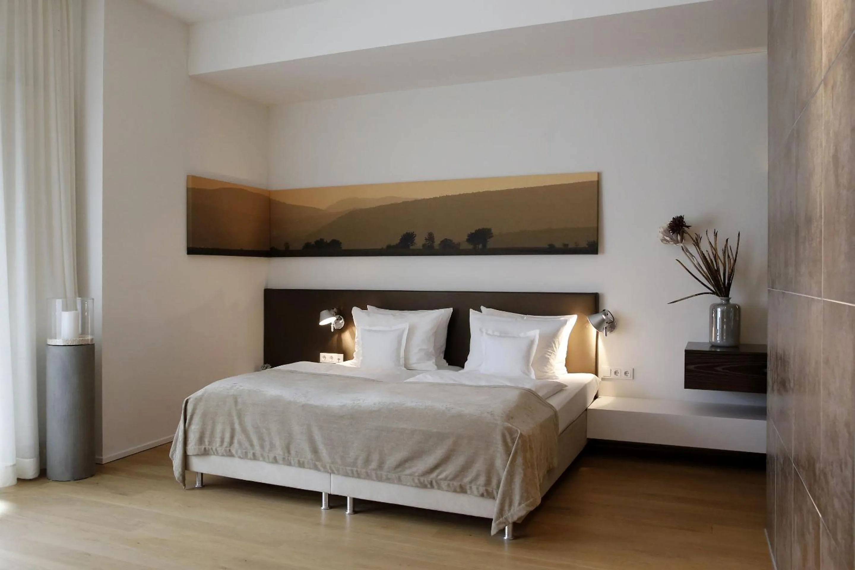 Photo of the whole room, Bed in Weinhaus Henninger