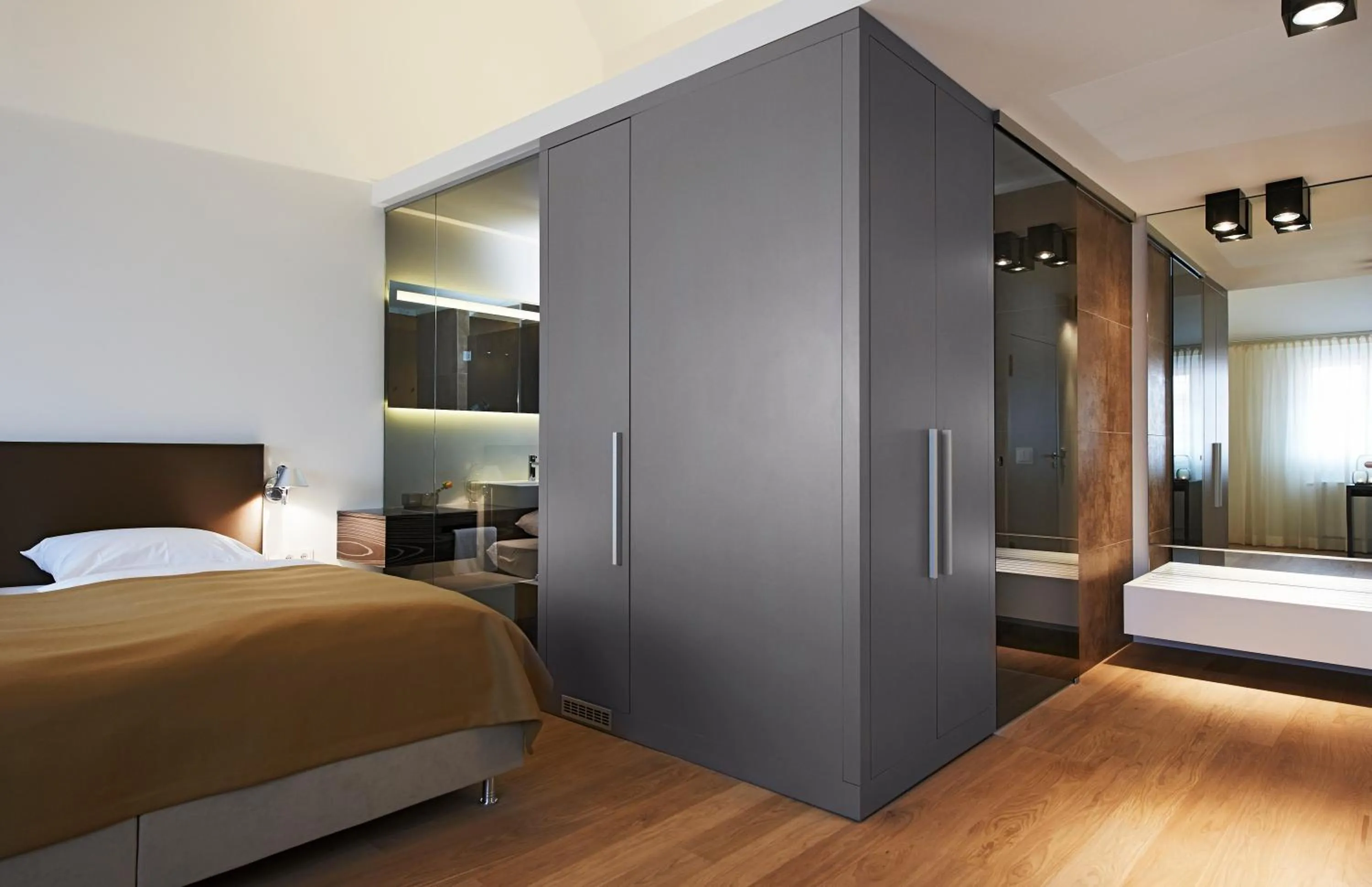 Photo of the whole room, Bed in Weinhaus Henninger