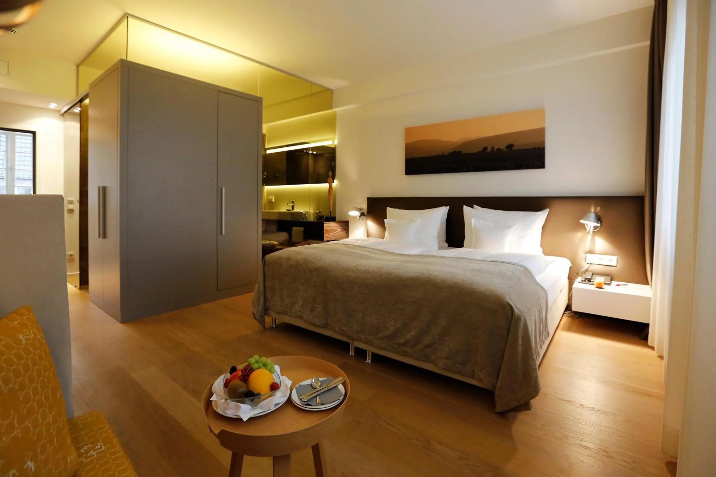 Photo of the whole room, Bed in Weinhaus Henninger