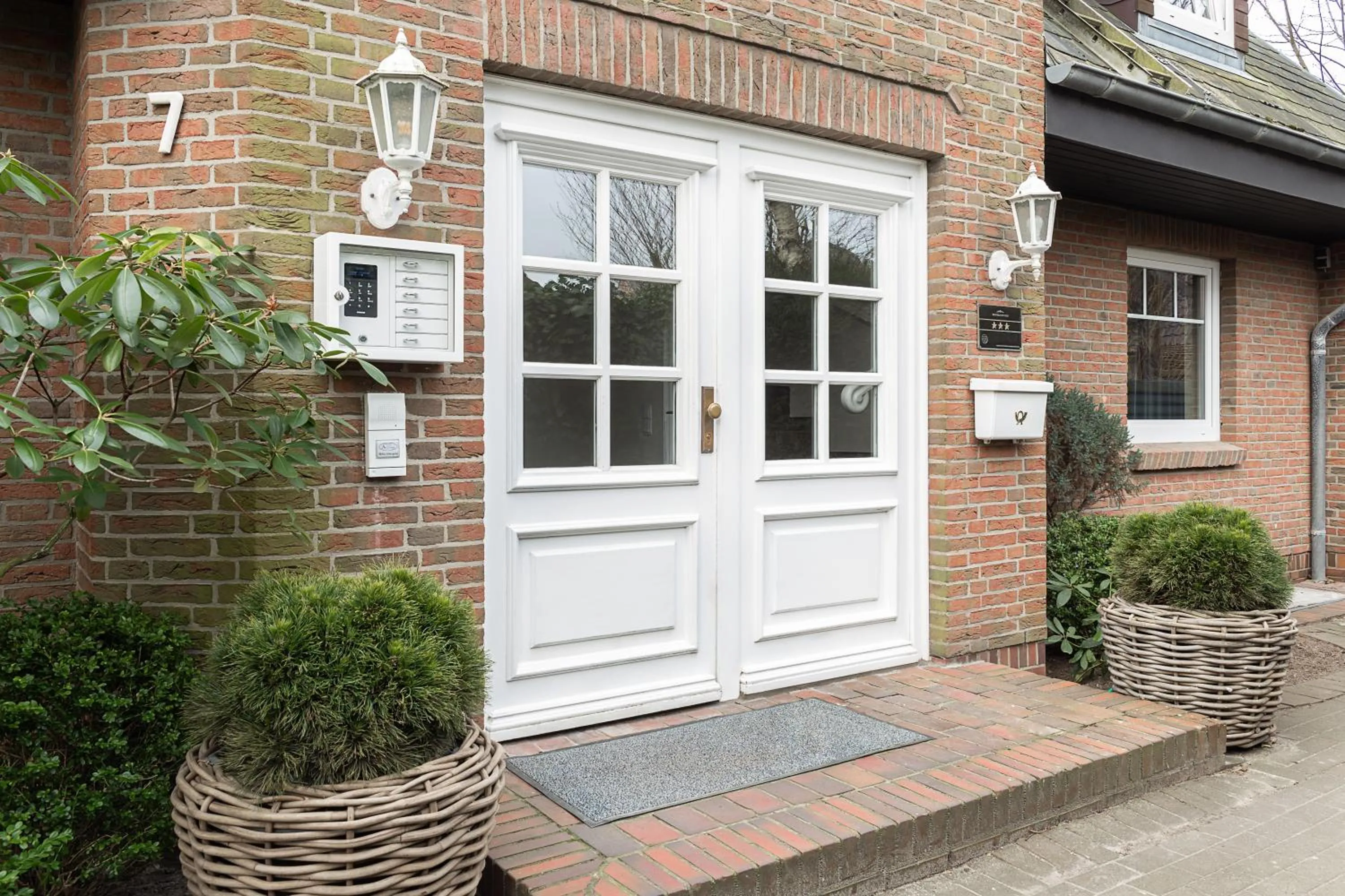 Facade/entrance in Mimosa House