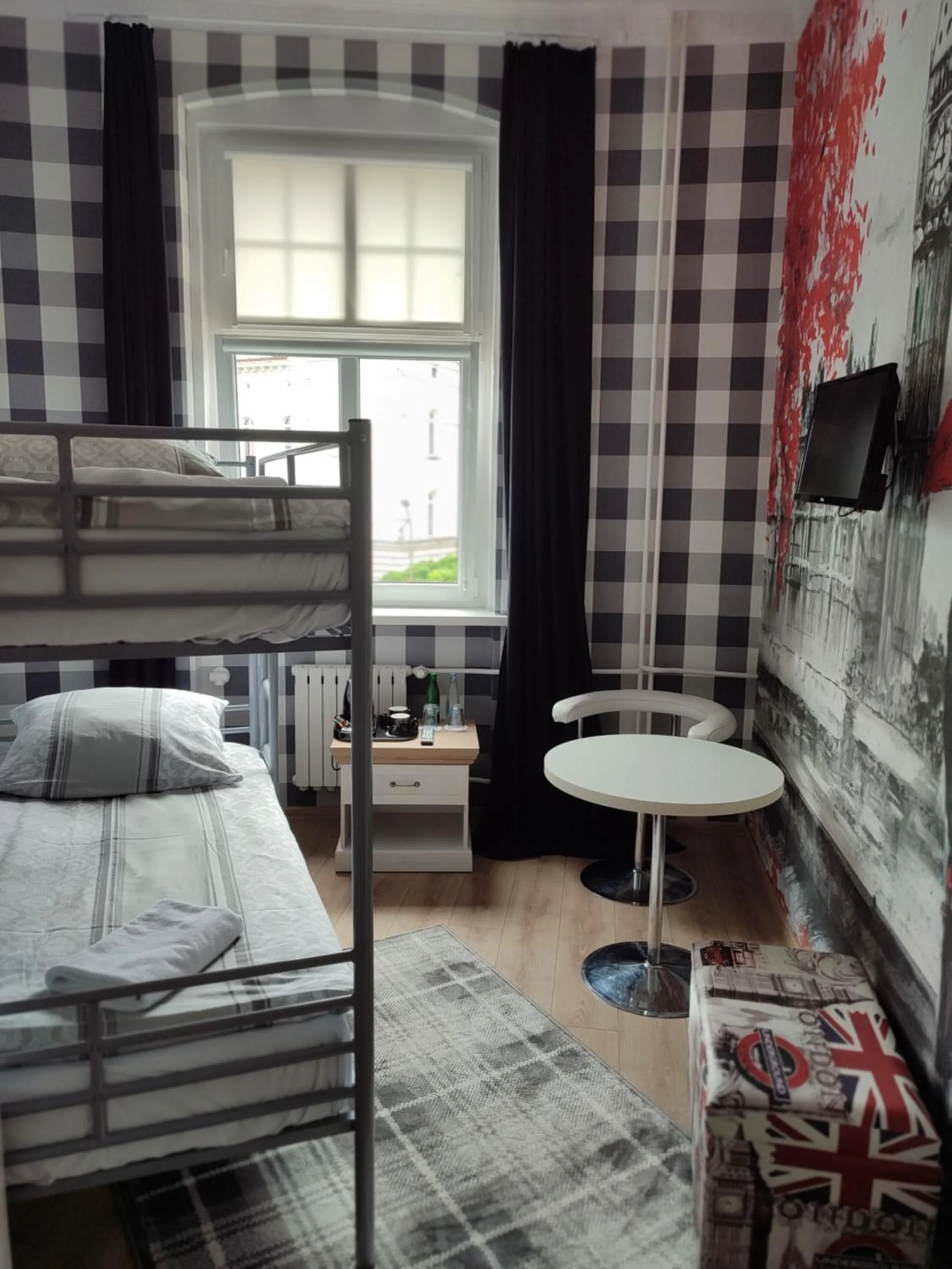 bunk bed, Bed in Hostel Night o'clock