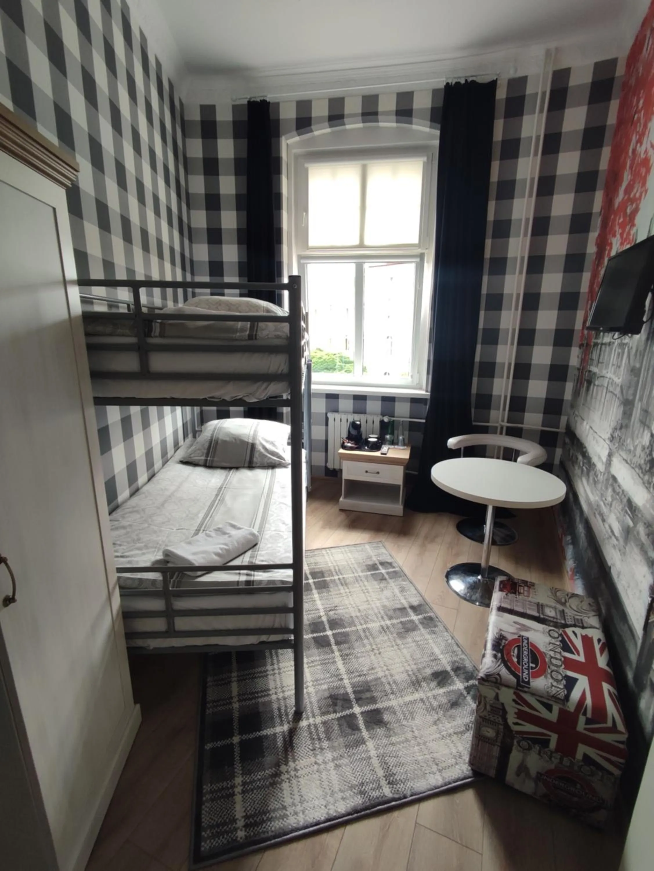 bunk bed, Bed in Hostel Night o'clock