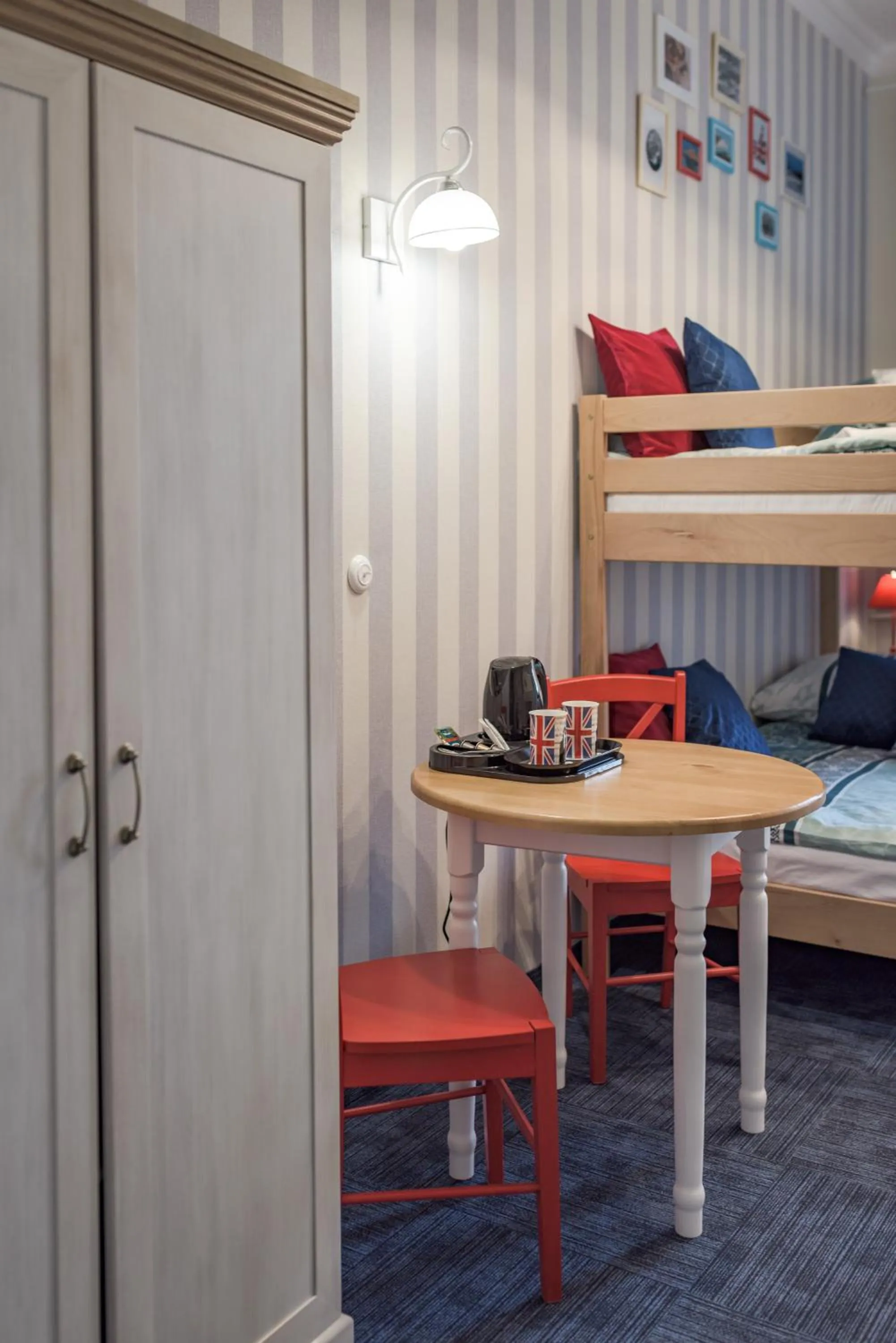 bunk bed, Bed in Hostel Night o'clock