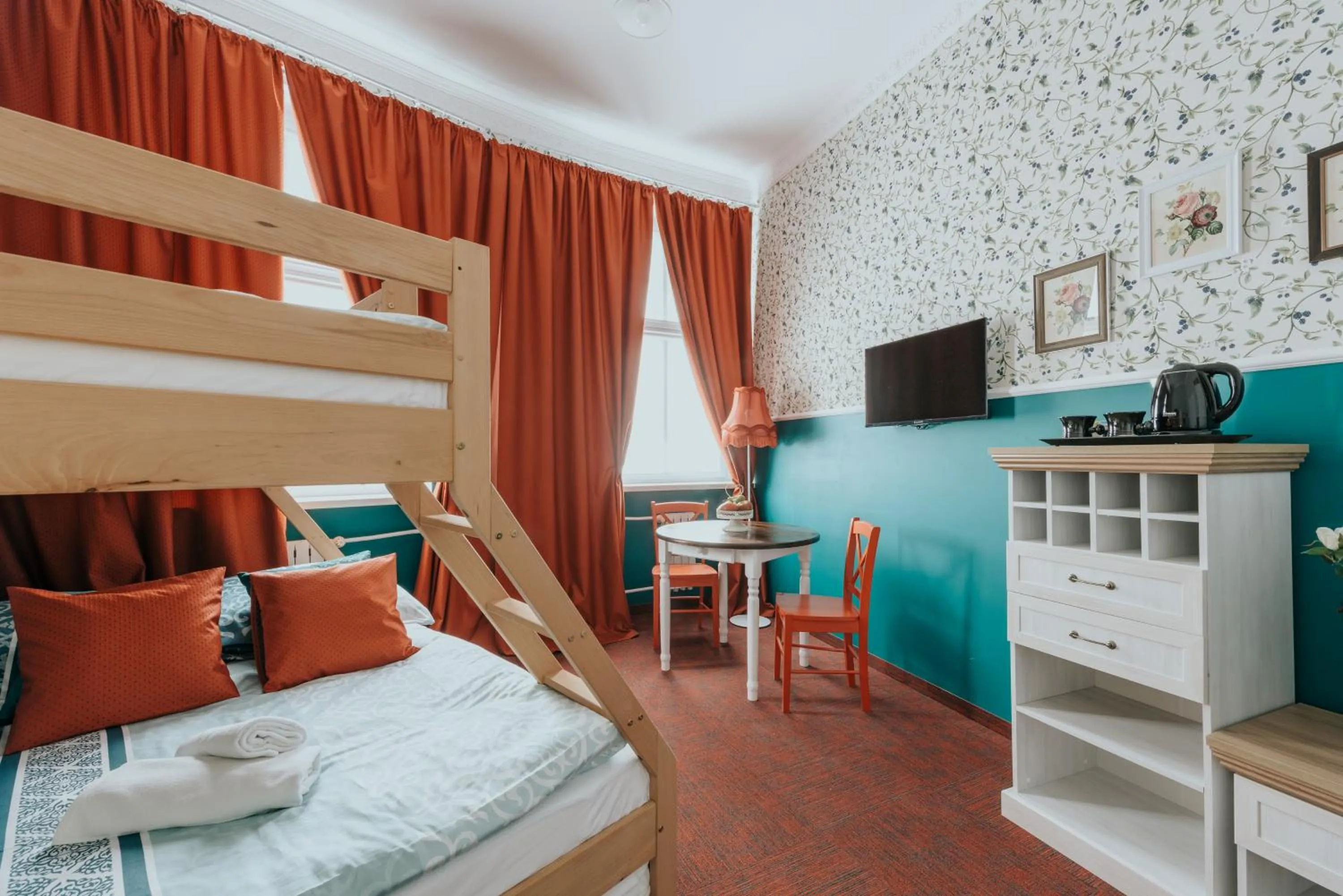 bunk bed, Bed in Hostel Night o'clock