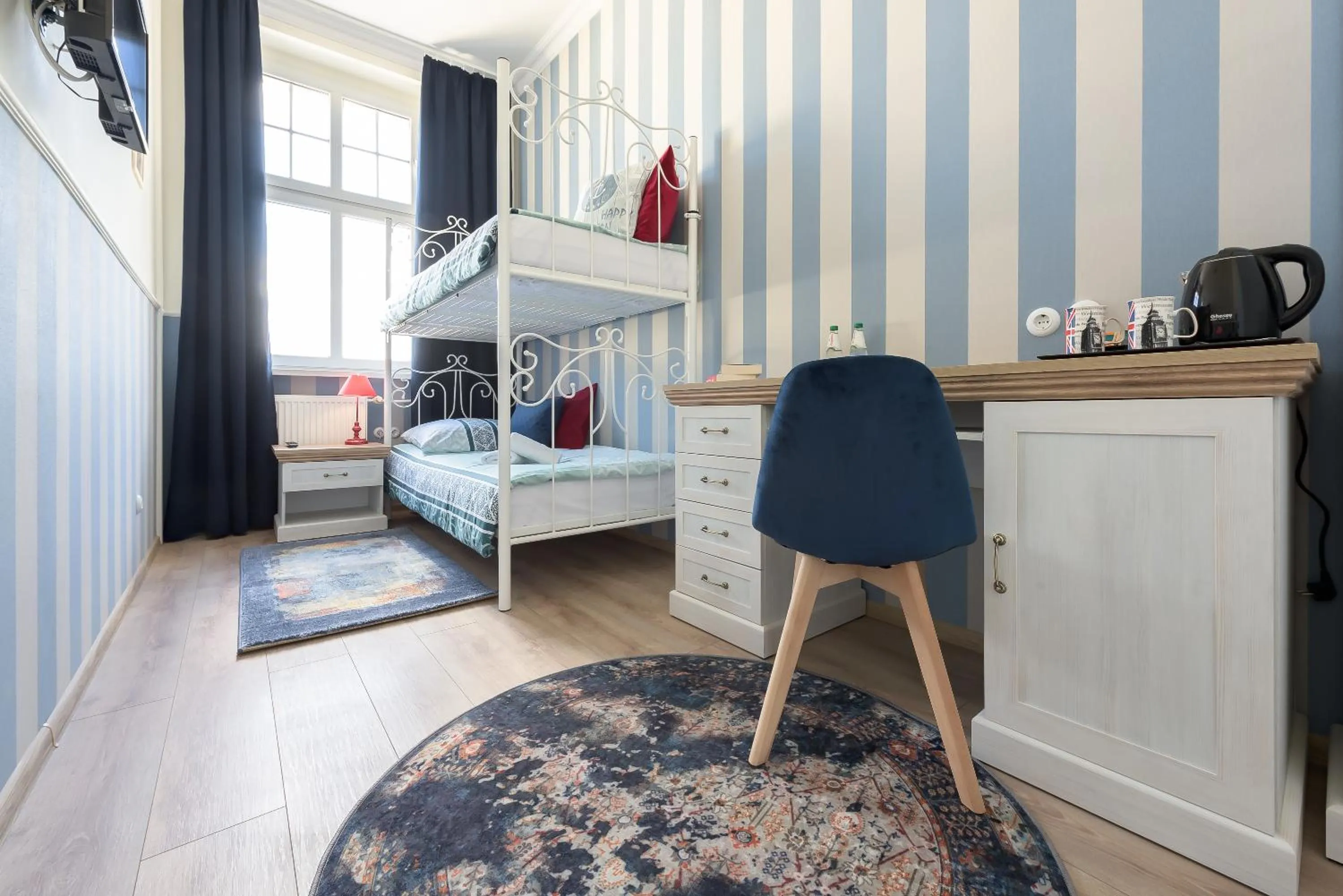 bunk bed, Bed in Hostel Night o'clock