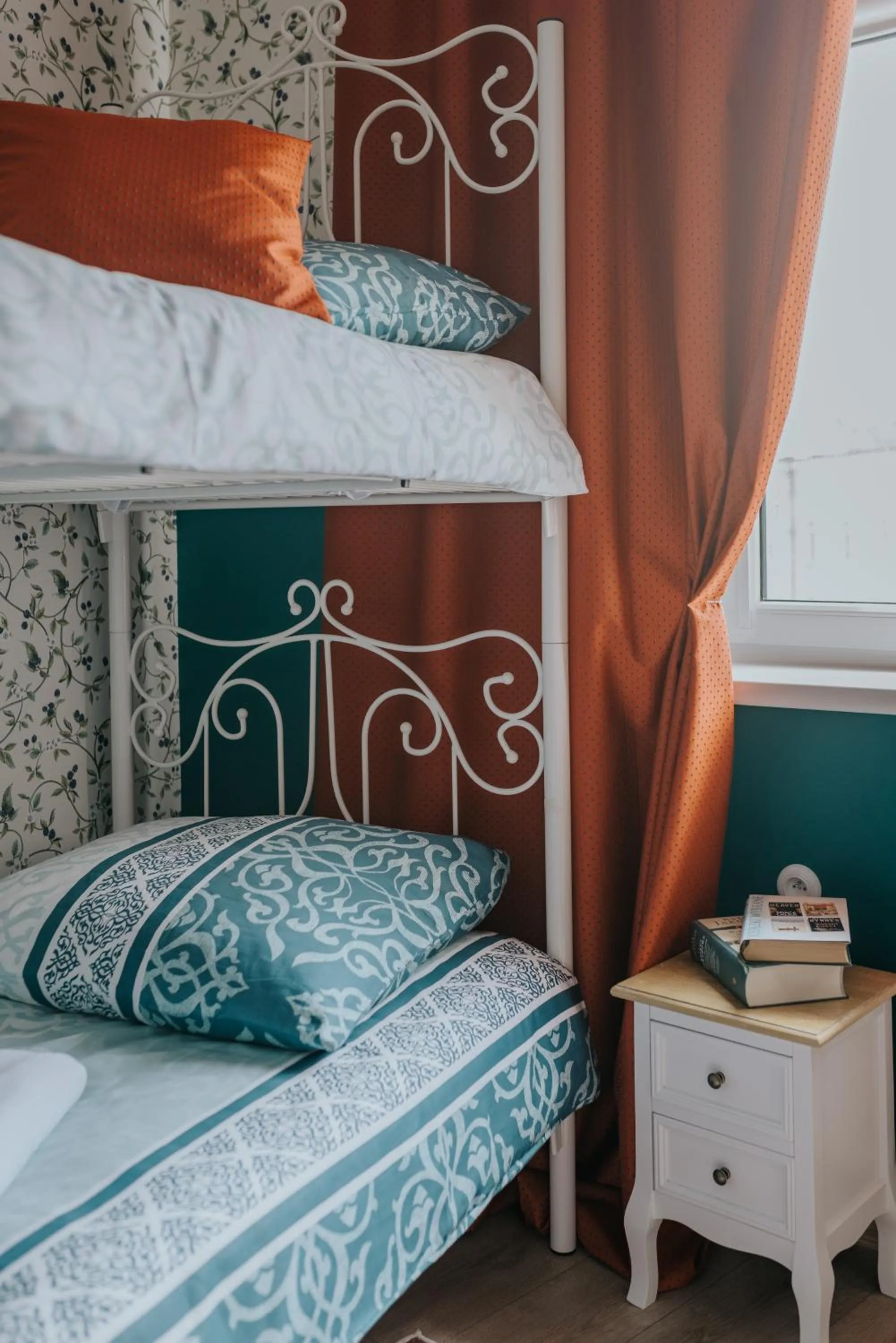 bunk bed, Bed in Hostel Night o'clock