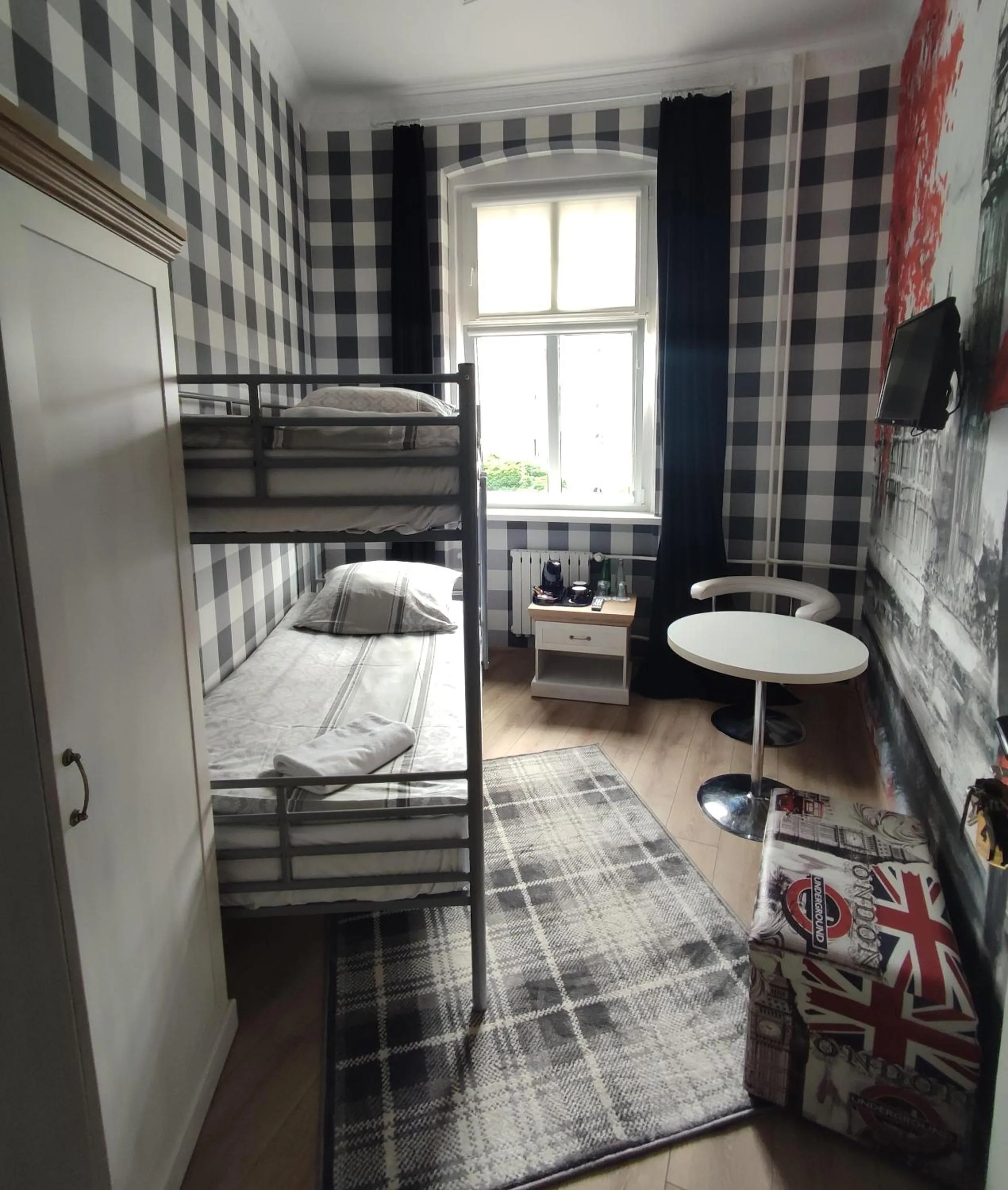 bunk bed, Bed in Hostel Night o'clock