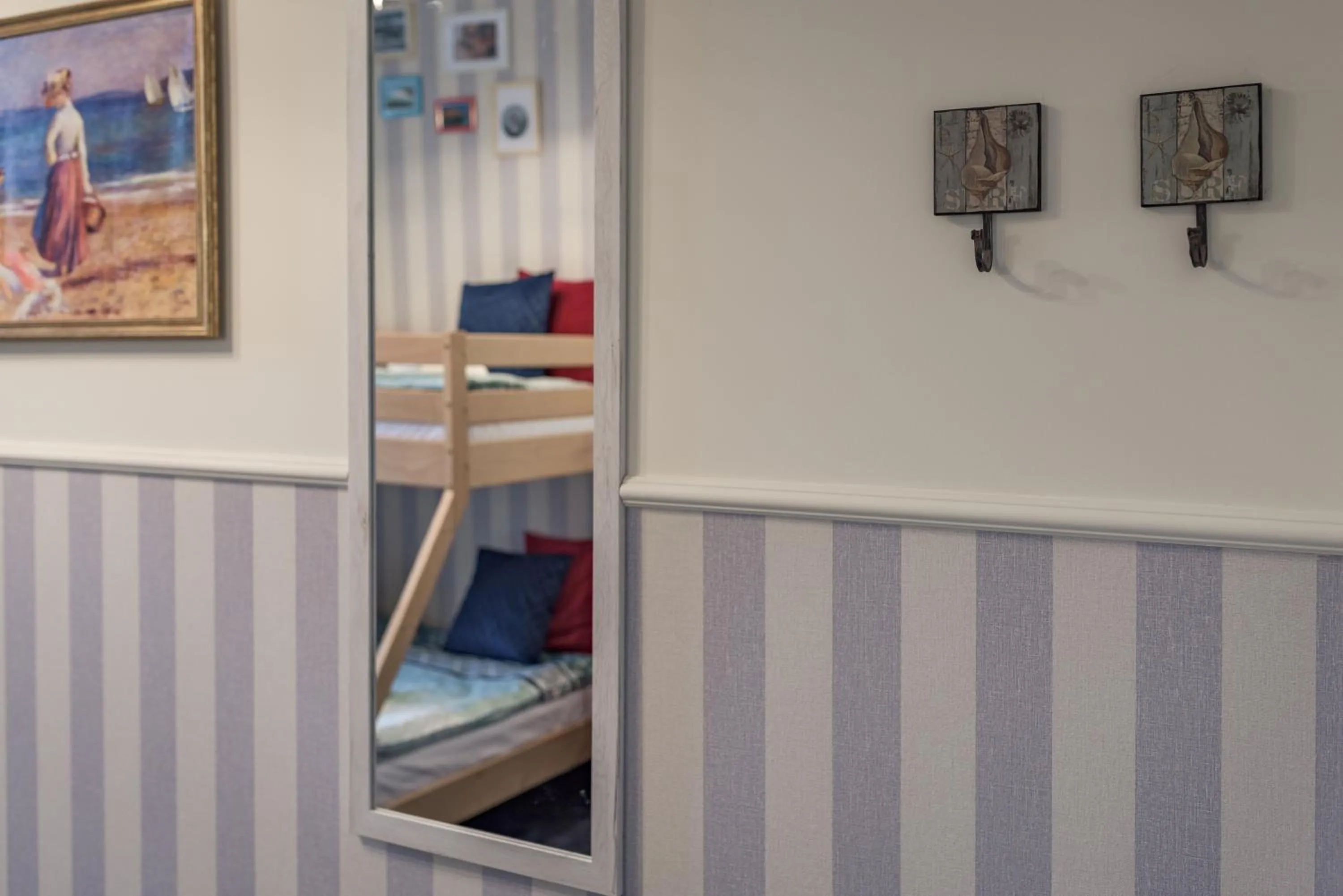 bunk bed, Bed in Hostel Night o'clock