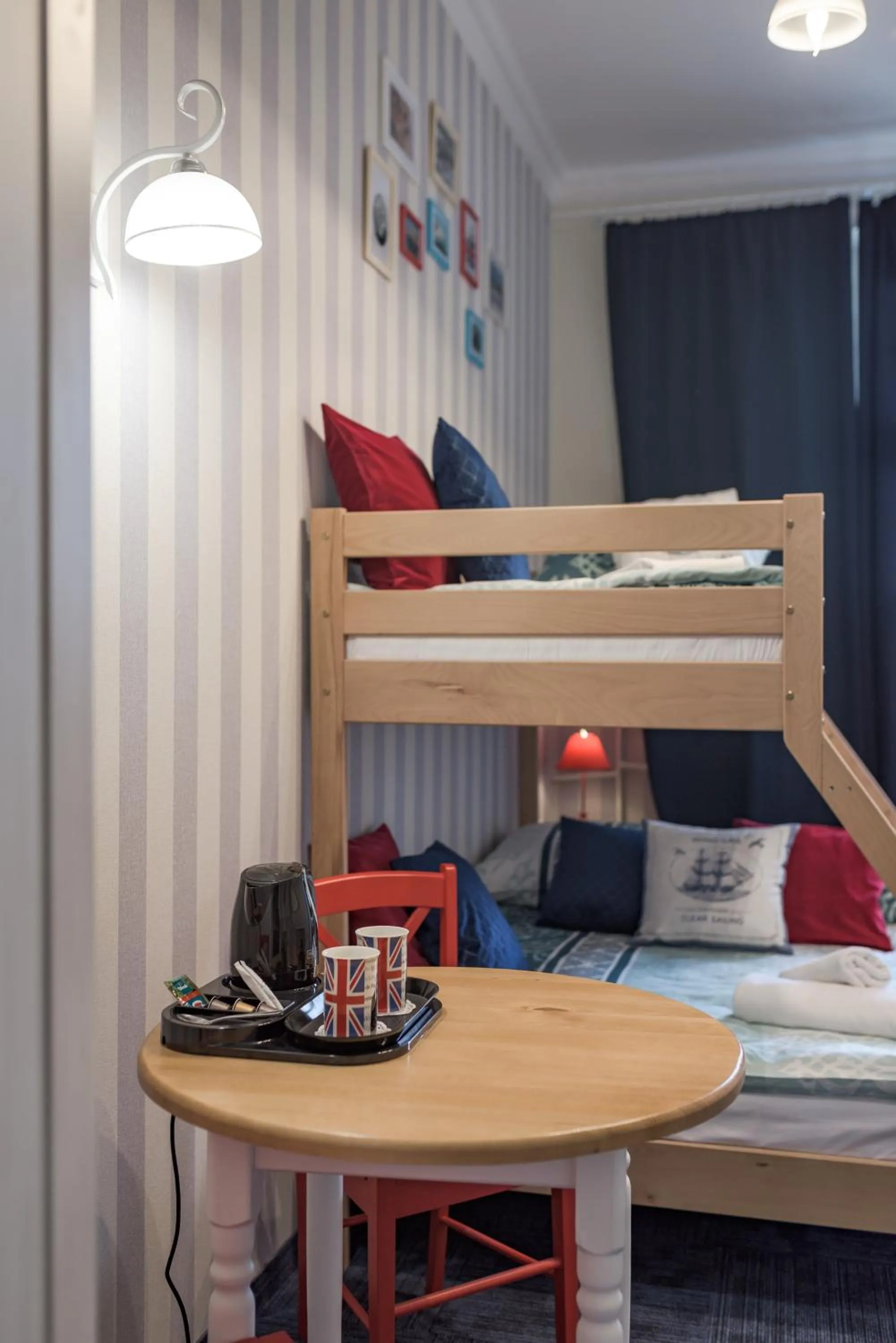 bunk bed, Bed in Hostel Night o'clock