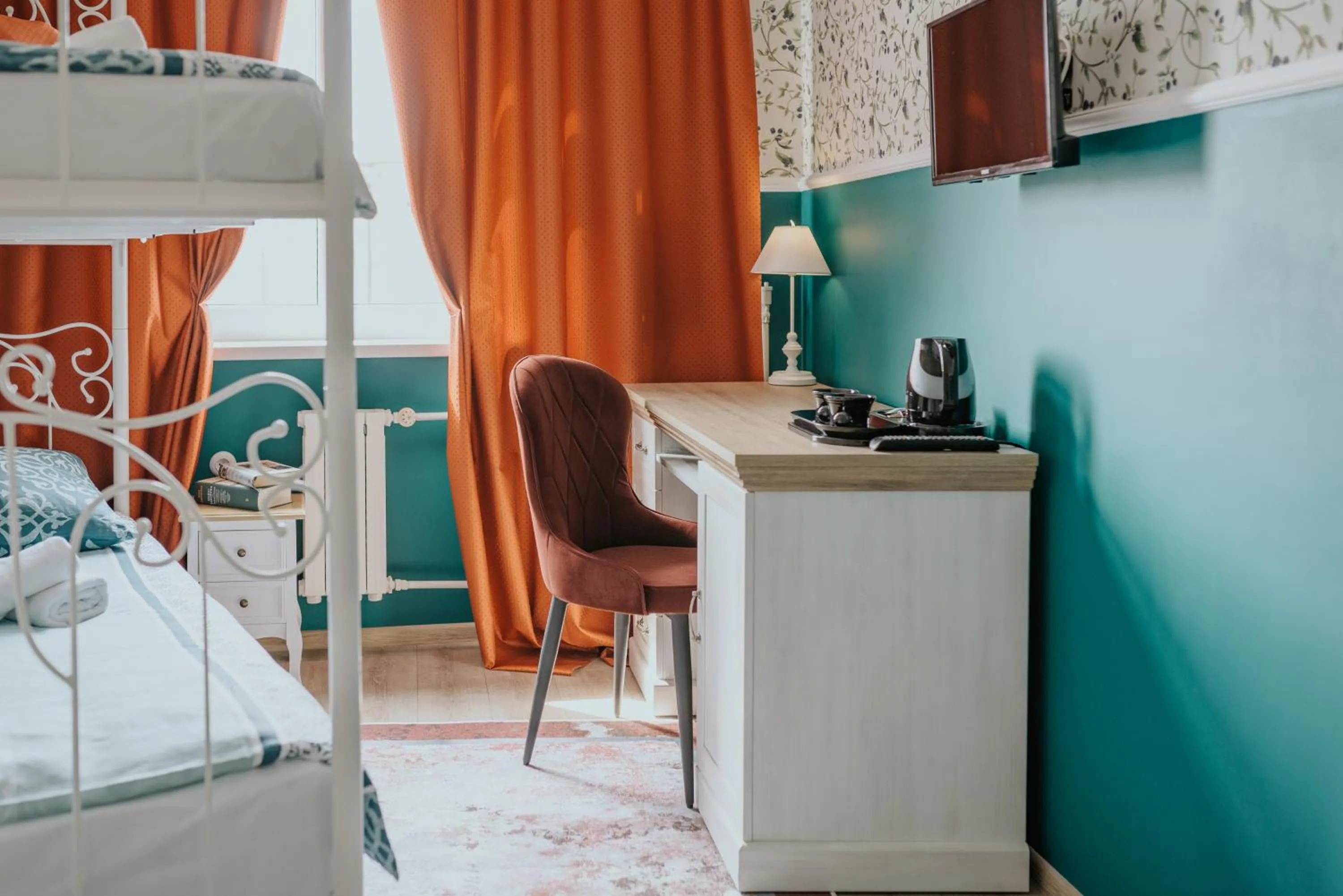 bunk bed, Bed in Hostel Night o'clock