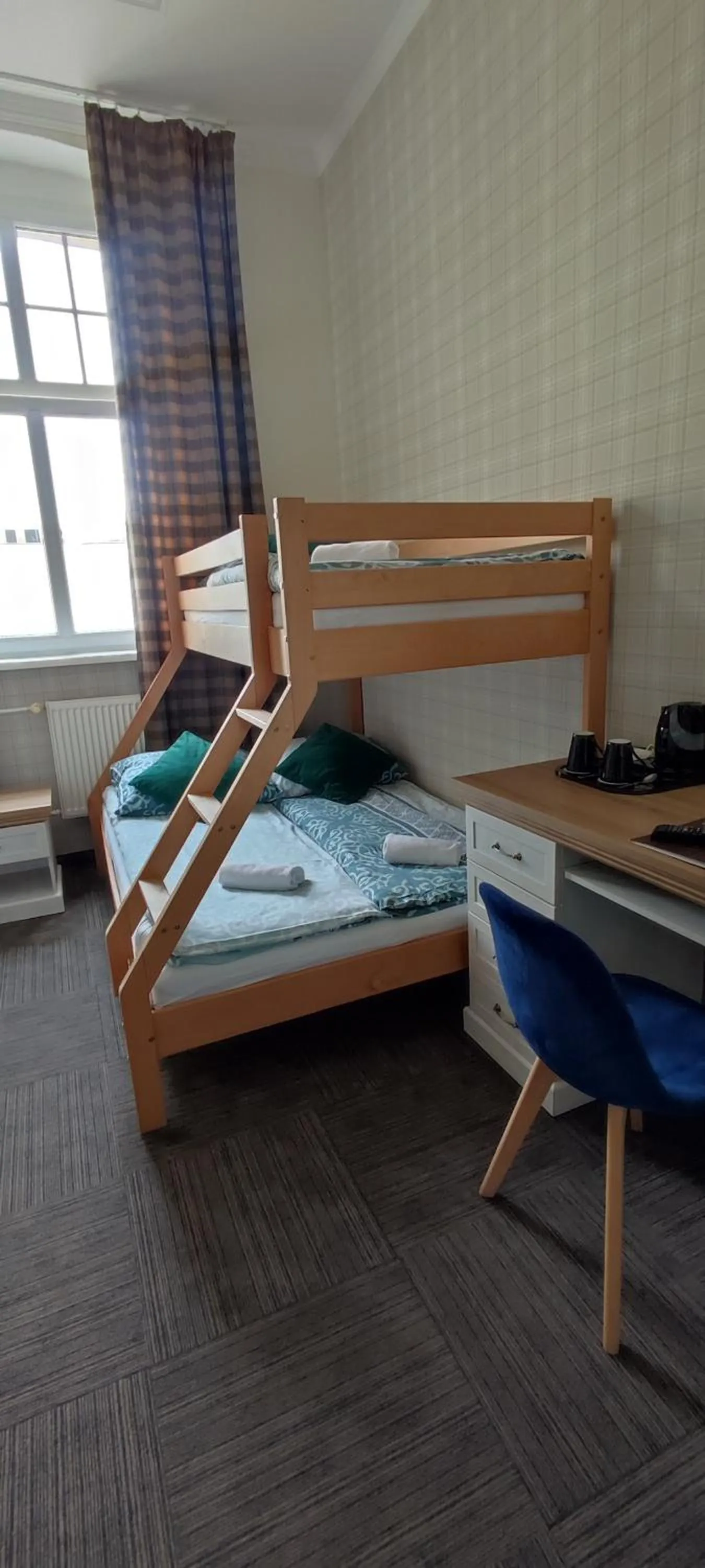 bunk bed, Bed in Hostel Night o'clock