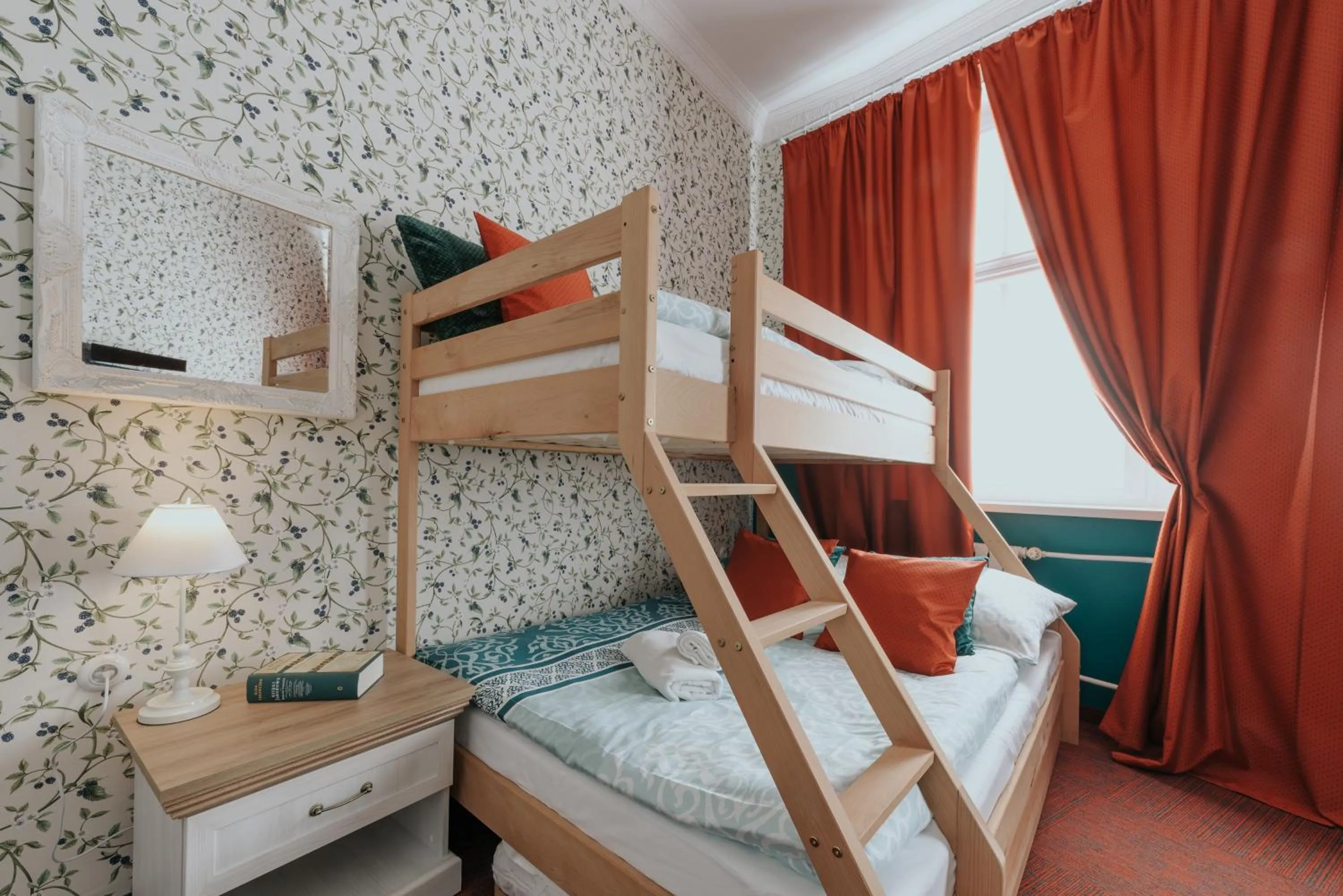 bunk bed, Bed in Hostel Night o'clock