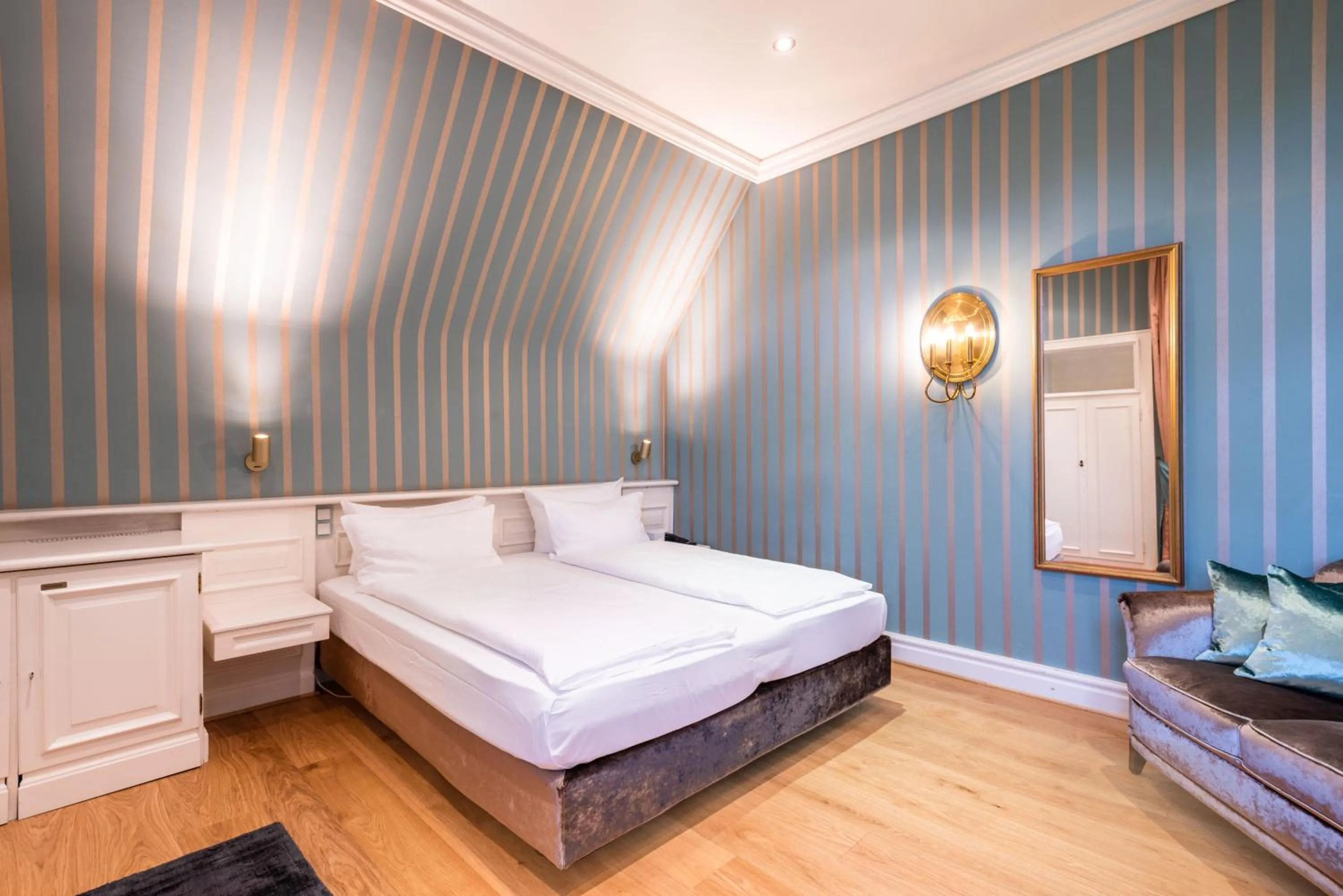 Photo of the whole room, Bed in Hotel Schloss Wilkinghege