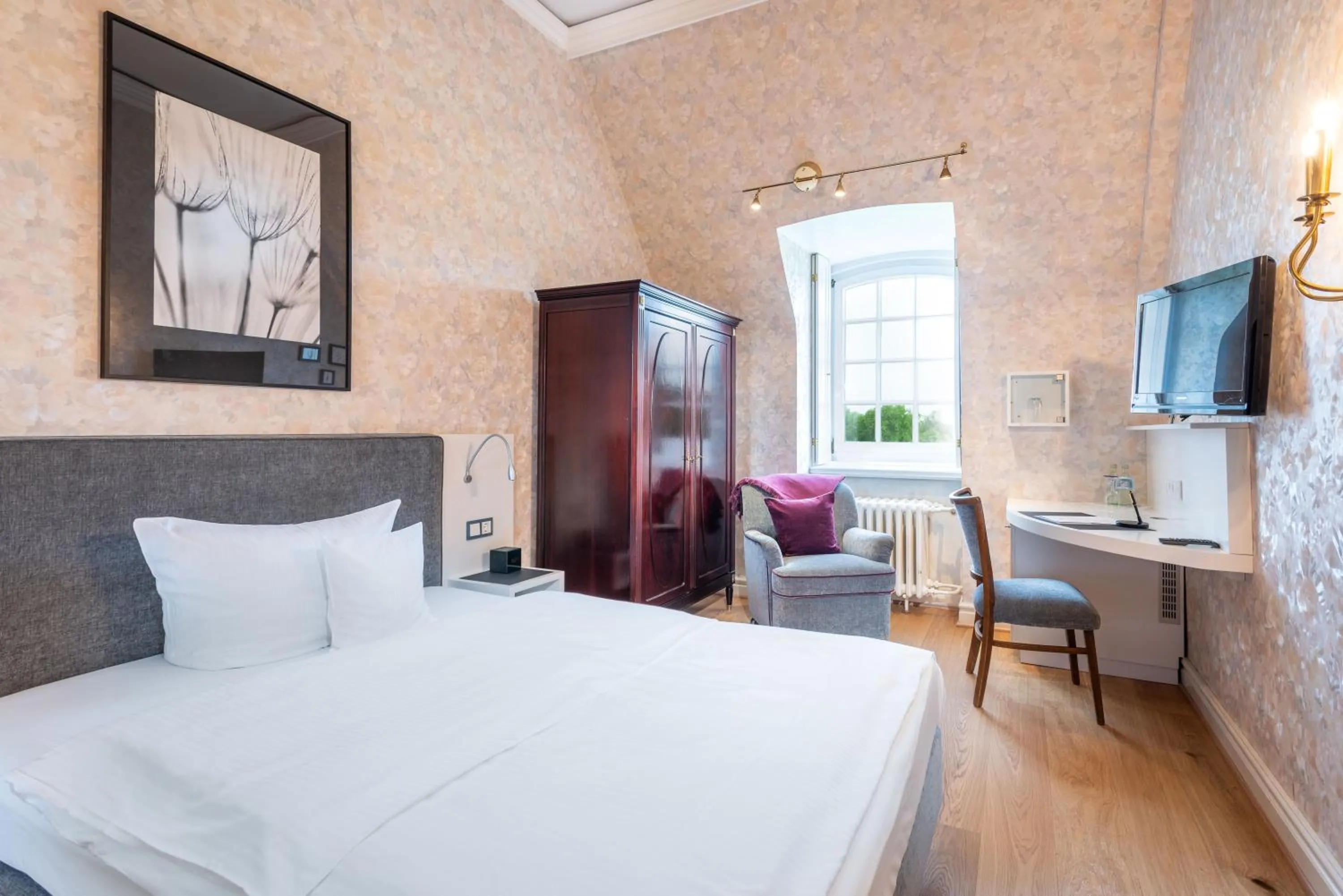 Photo of the whole room, Bed in Hotel Schloss Wilkinghege