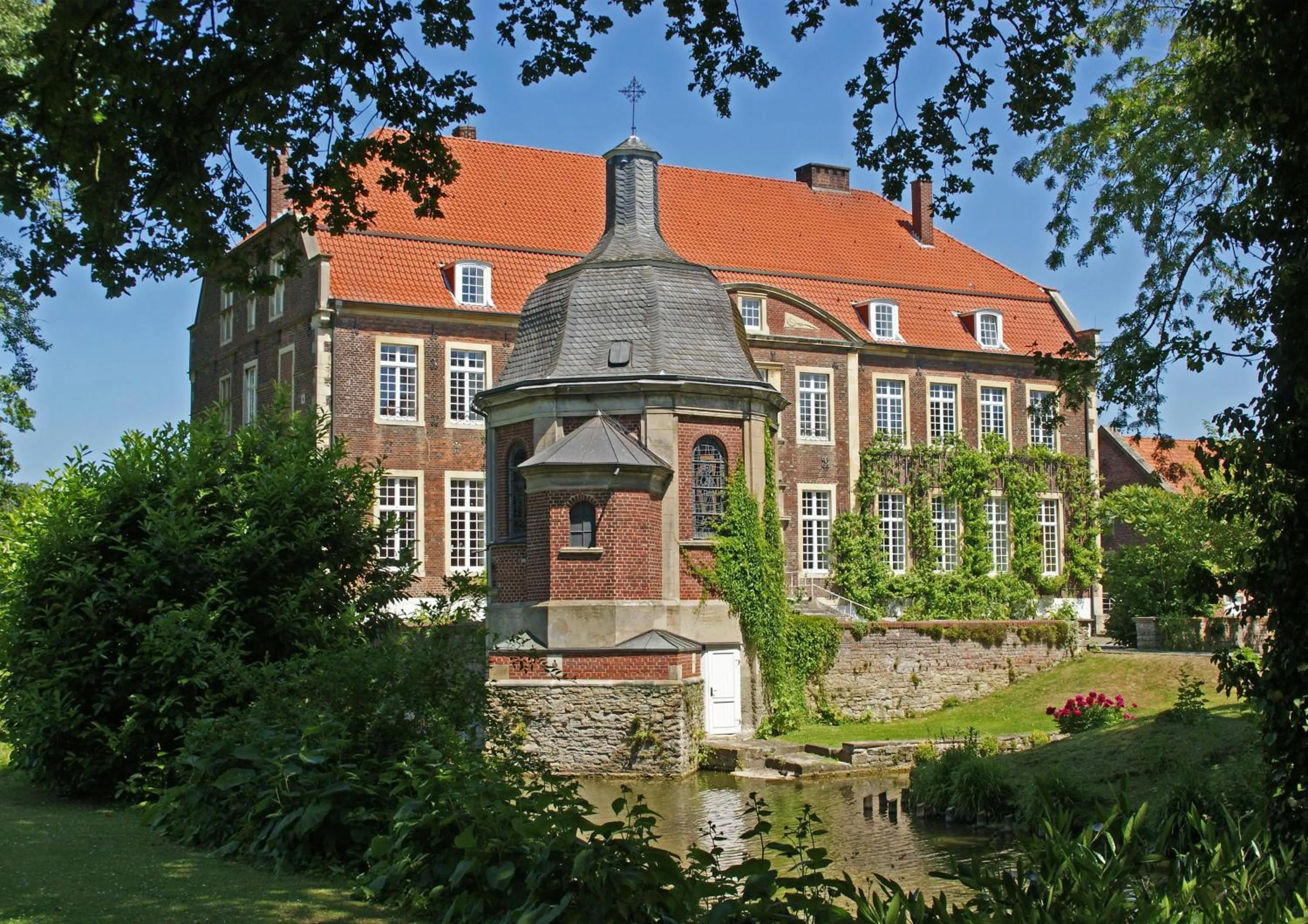 Facade/entrance in Hotel Schloss Wilkinghege