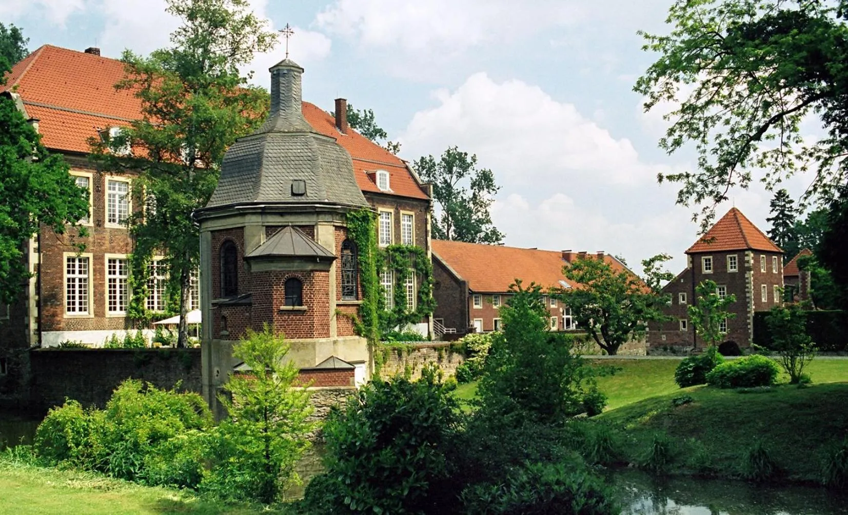 Facade/entrance in Hotel Schloss Wilkinghege