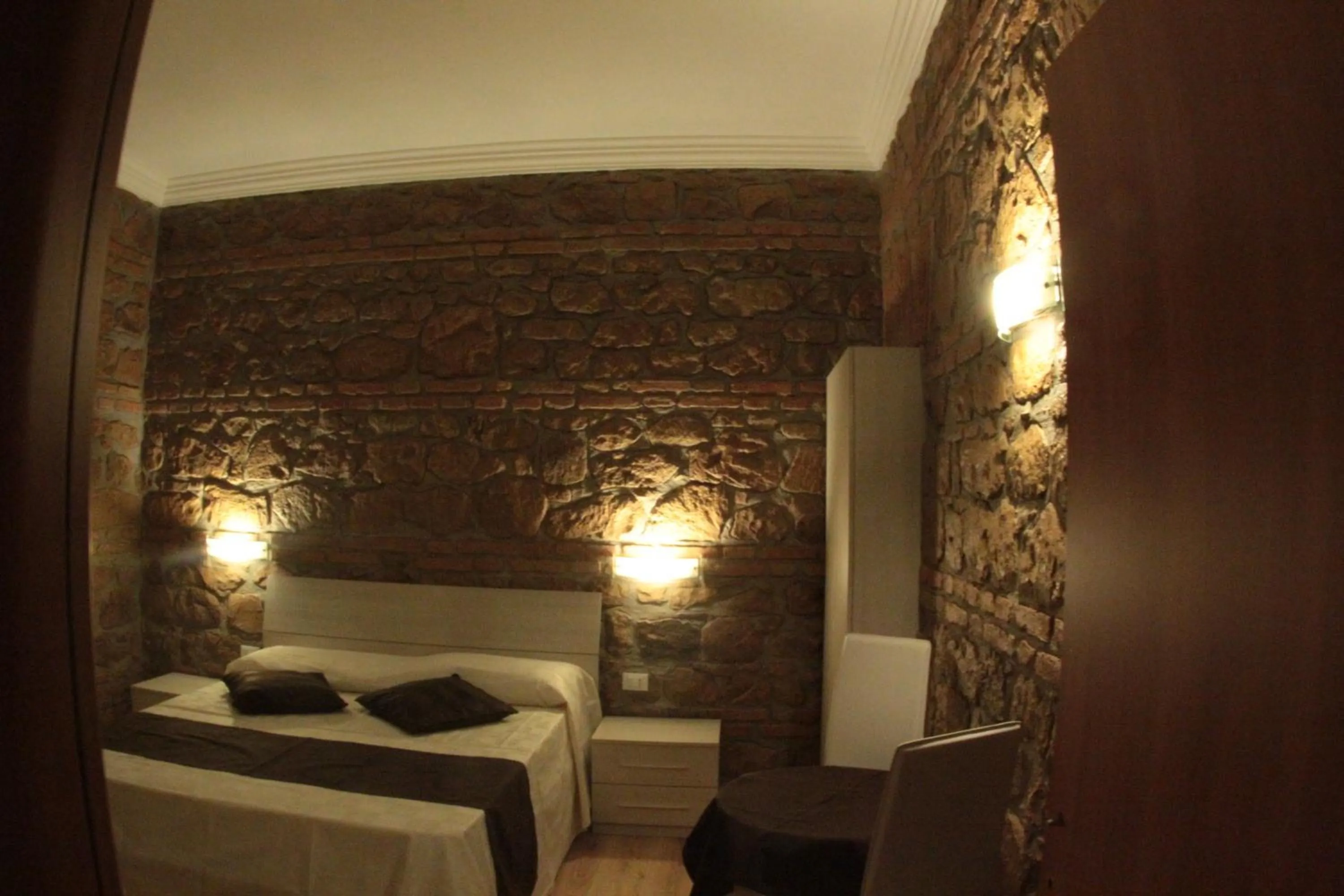 Photo of the whole room, Bed in Freedom Love B&B