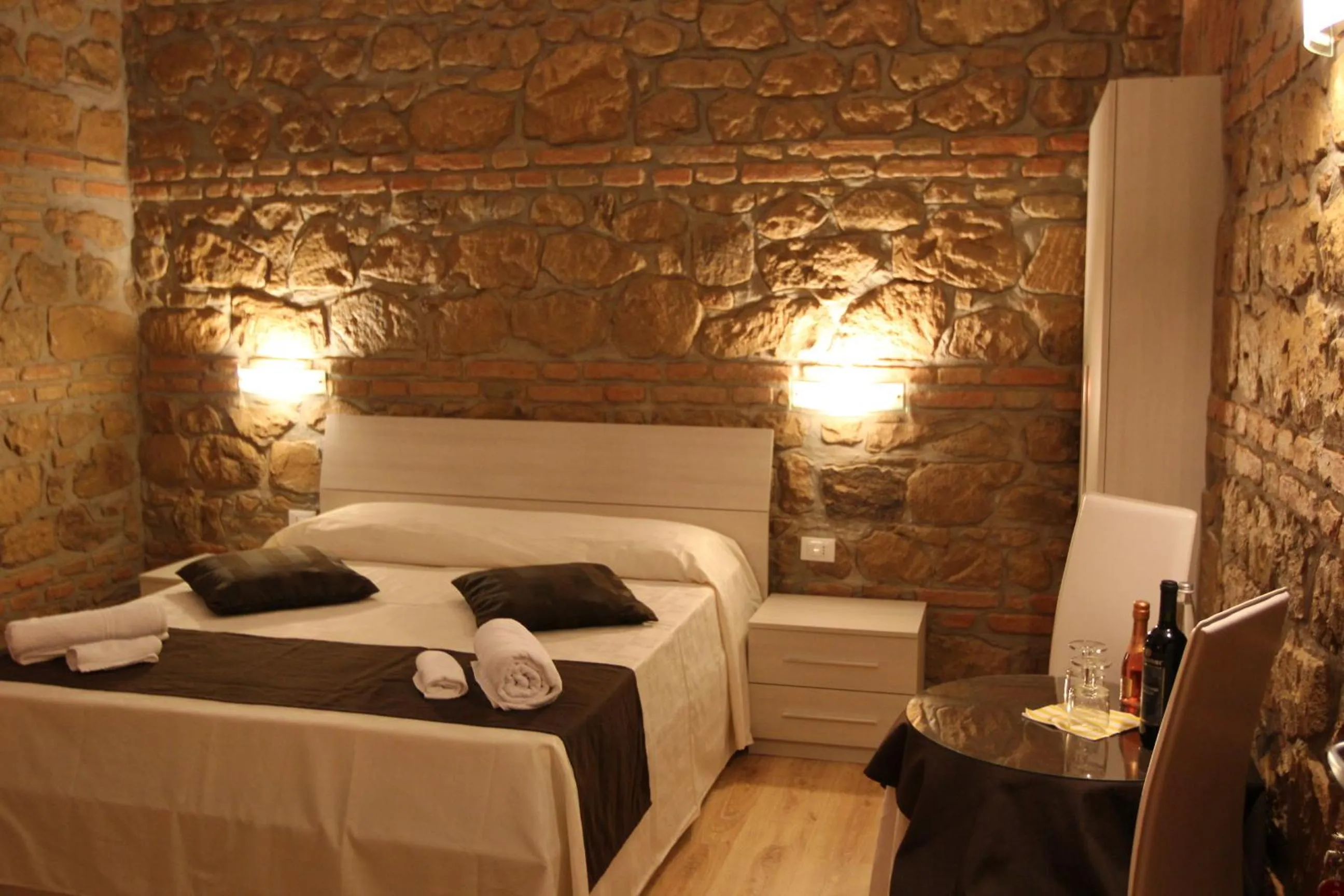 Photo of the whole room, Bed in Freedom Love B&B