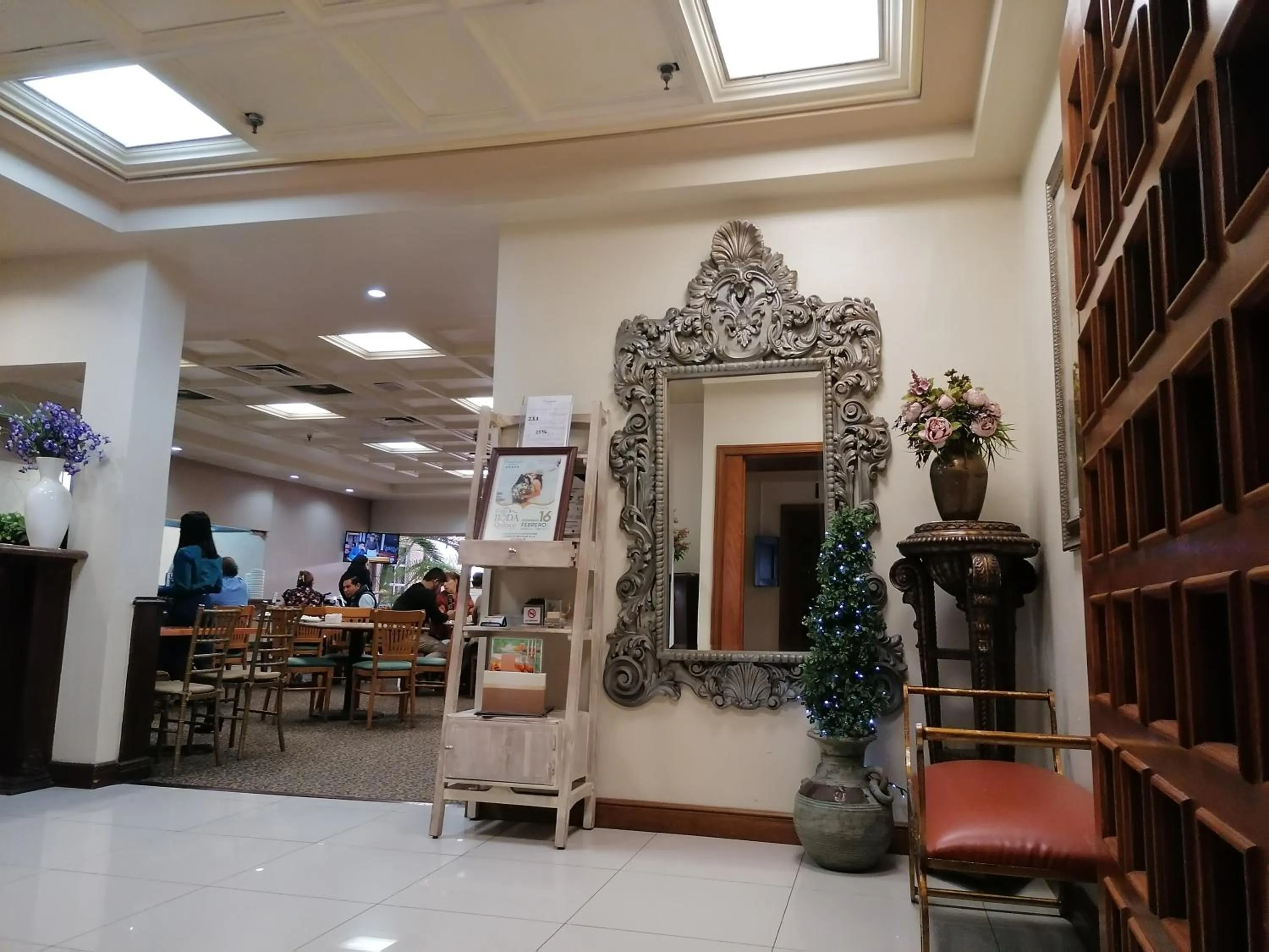 Restaurant/places to eat in Residencial Inn & Suites